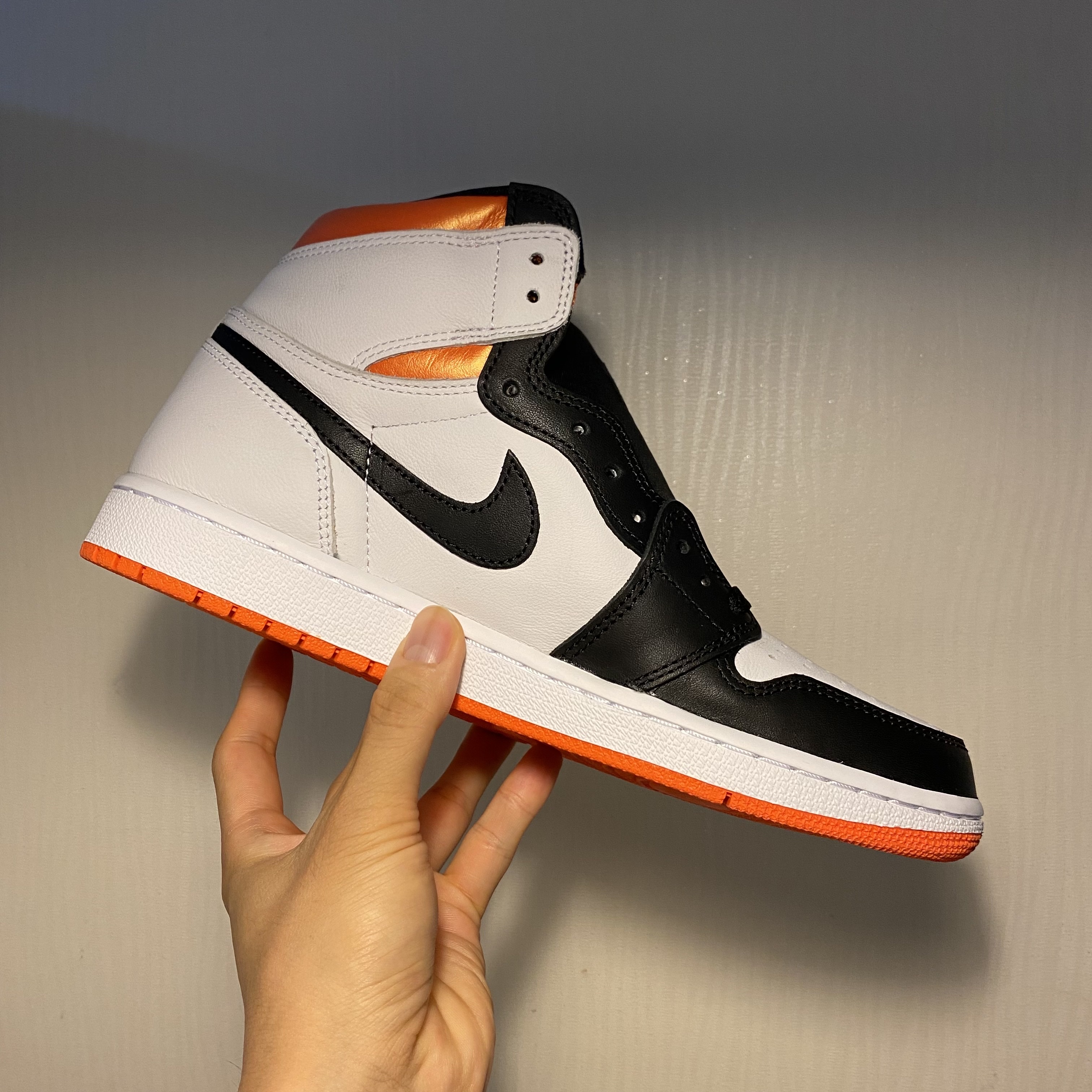 Jordan 1 Retro High OG Electro Orange 착용 스타일 - 3