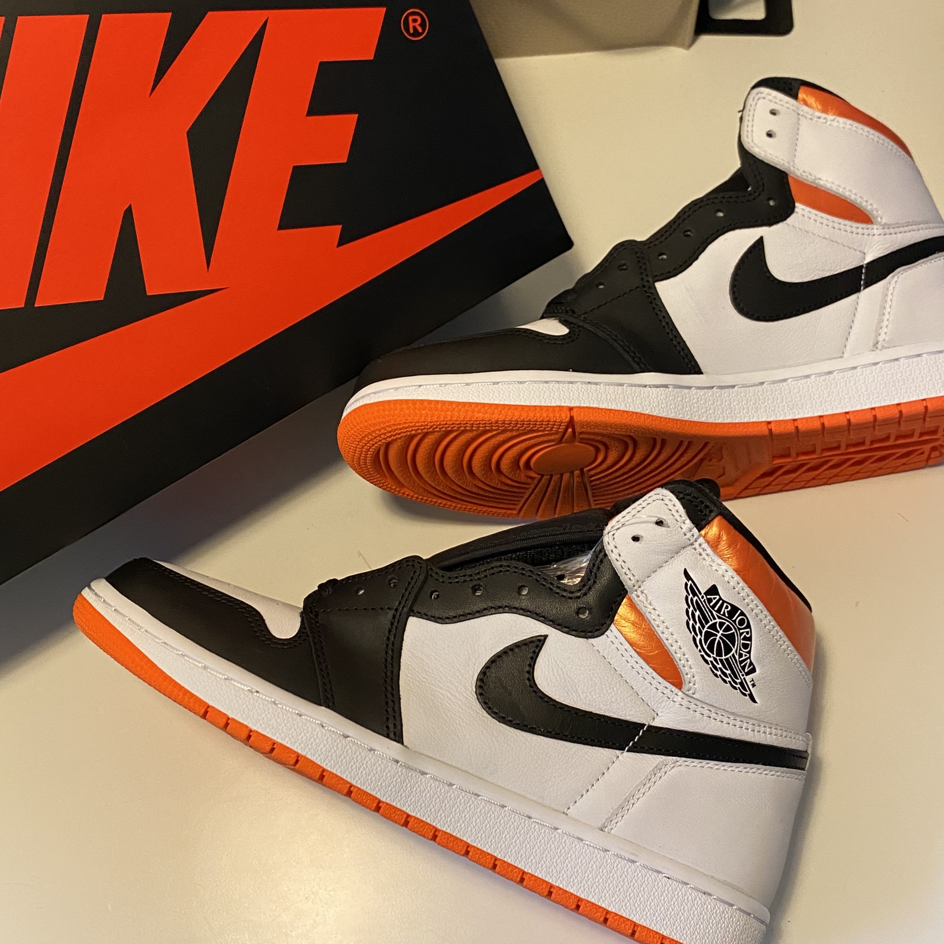 Jordan 1 Retro High OG Electro Orange 착용 스타일 - 5