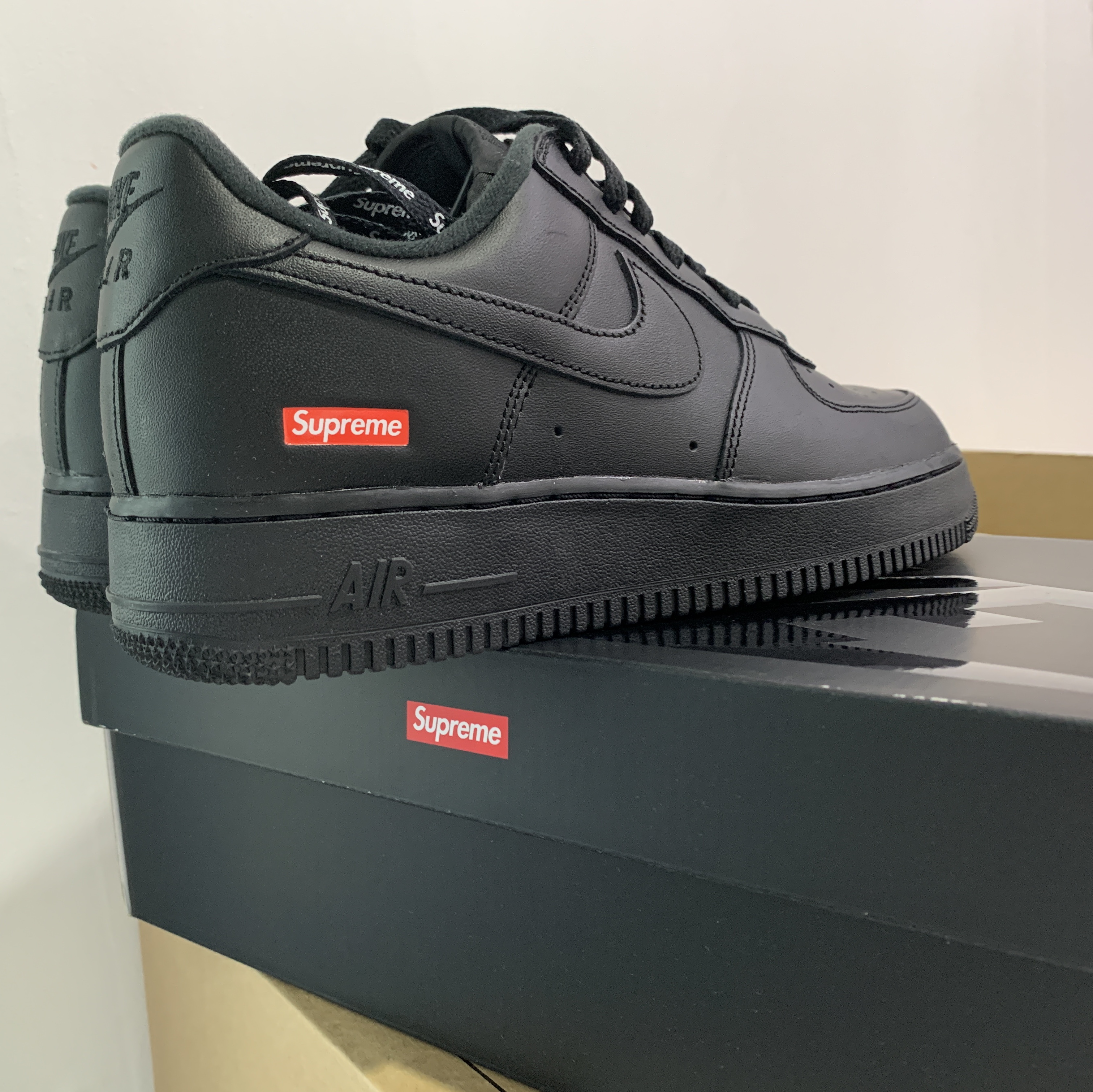 Nike x Supreme Air Force 1 Low Black 착용 스타일 - 1