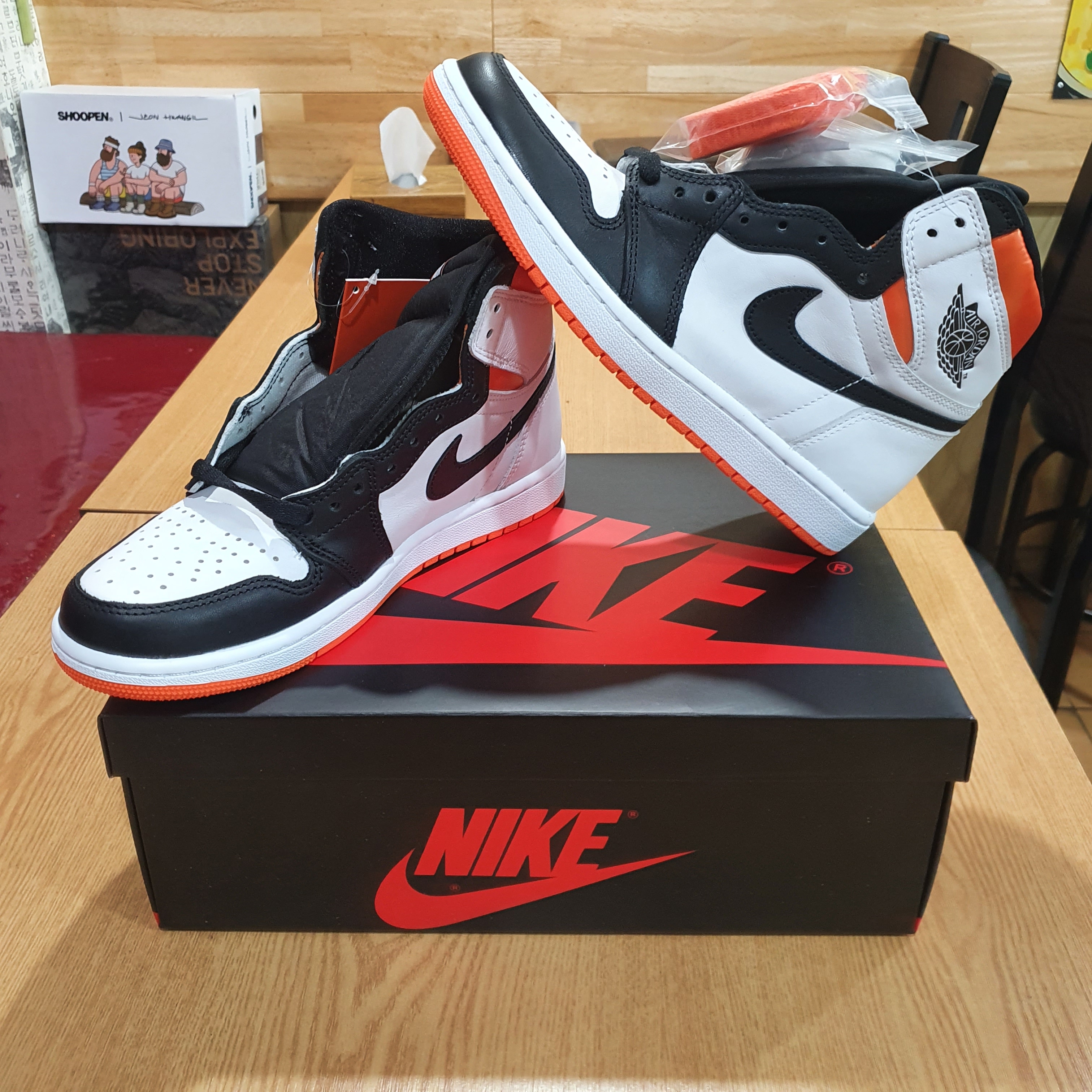 Jordan 1 Retro High OG Electro Orange 착용 스타일 - 2