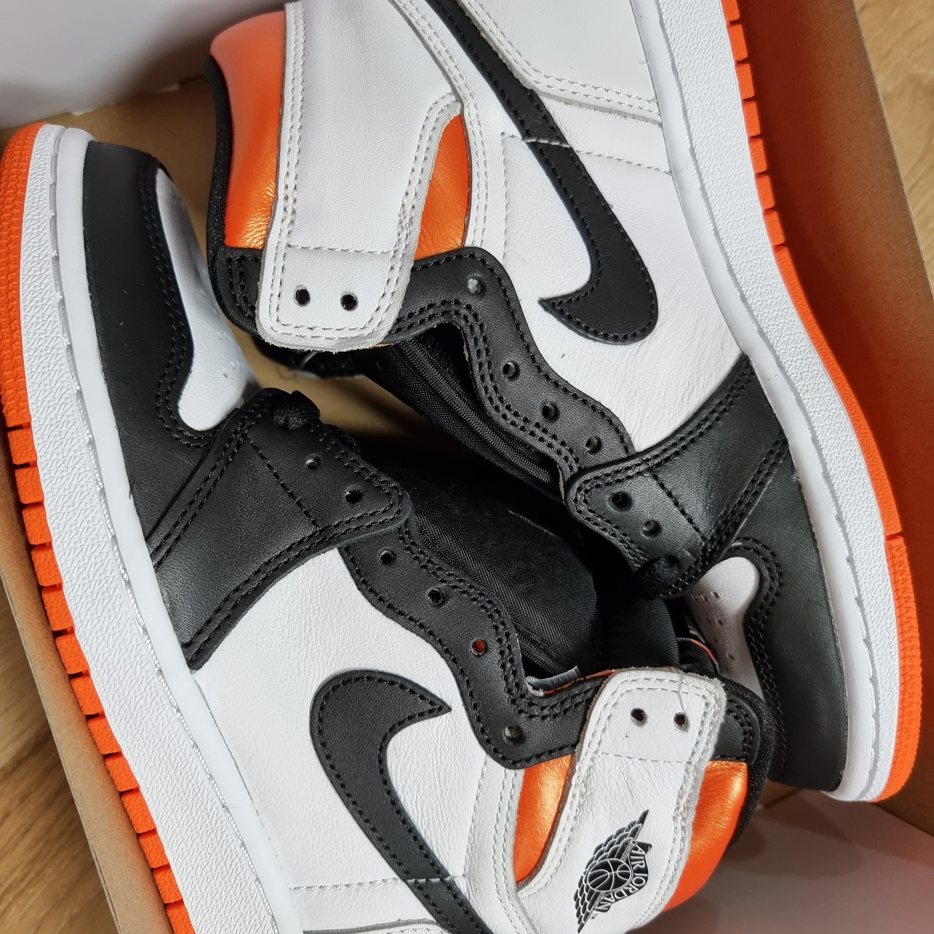Jordan 1 Retro High OG Electro Orange 착용 스타일 - 1