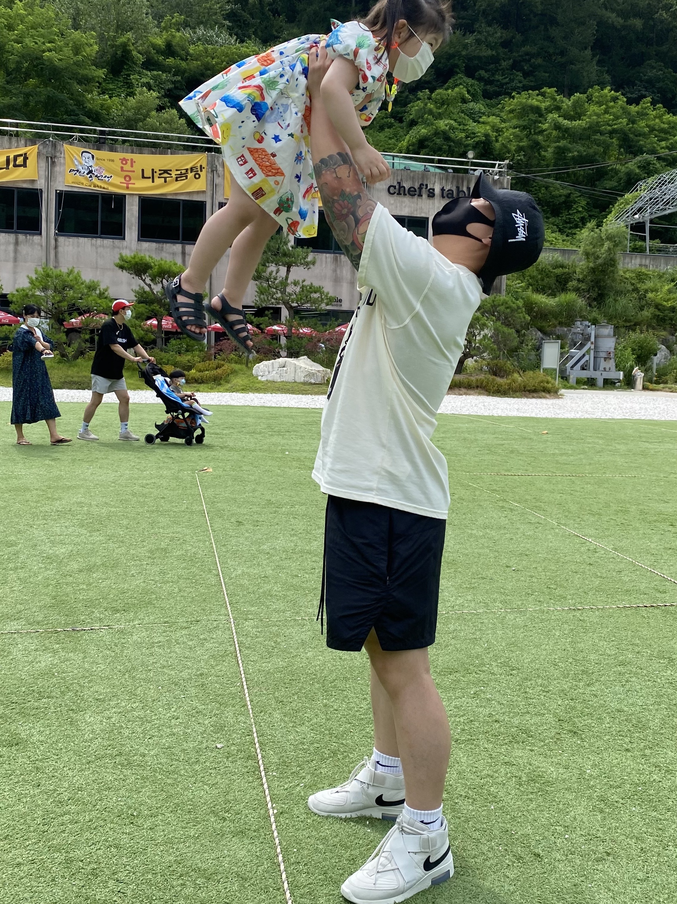 Nike x Stussy Bucket Hat Black, Nike x Fear of God Warm Up T-Shirt Pale Ivory 착용 스타일 - 1