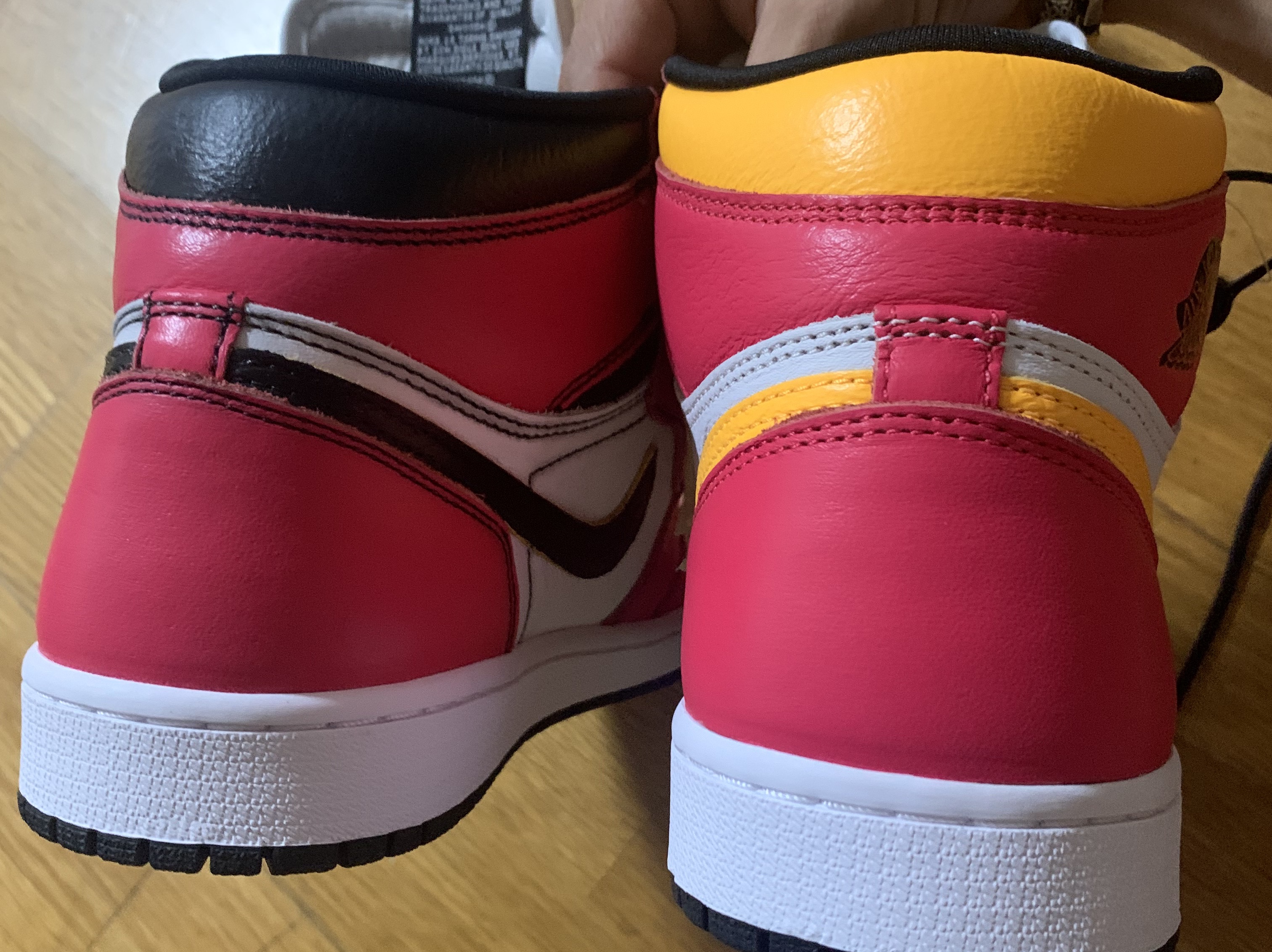 Jordan 1 Retro High OG Light Fusion Red 착용 스타일 - 2