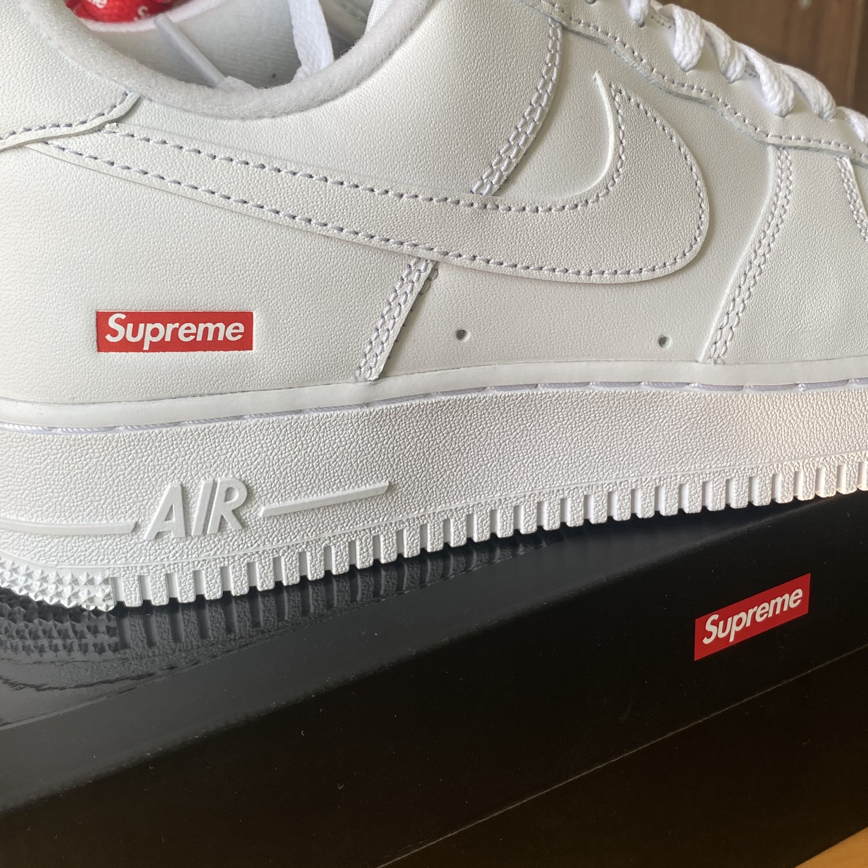 Nike x Supreme Air Force 1 Low White 착용 스타일 - 2