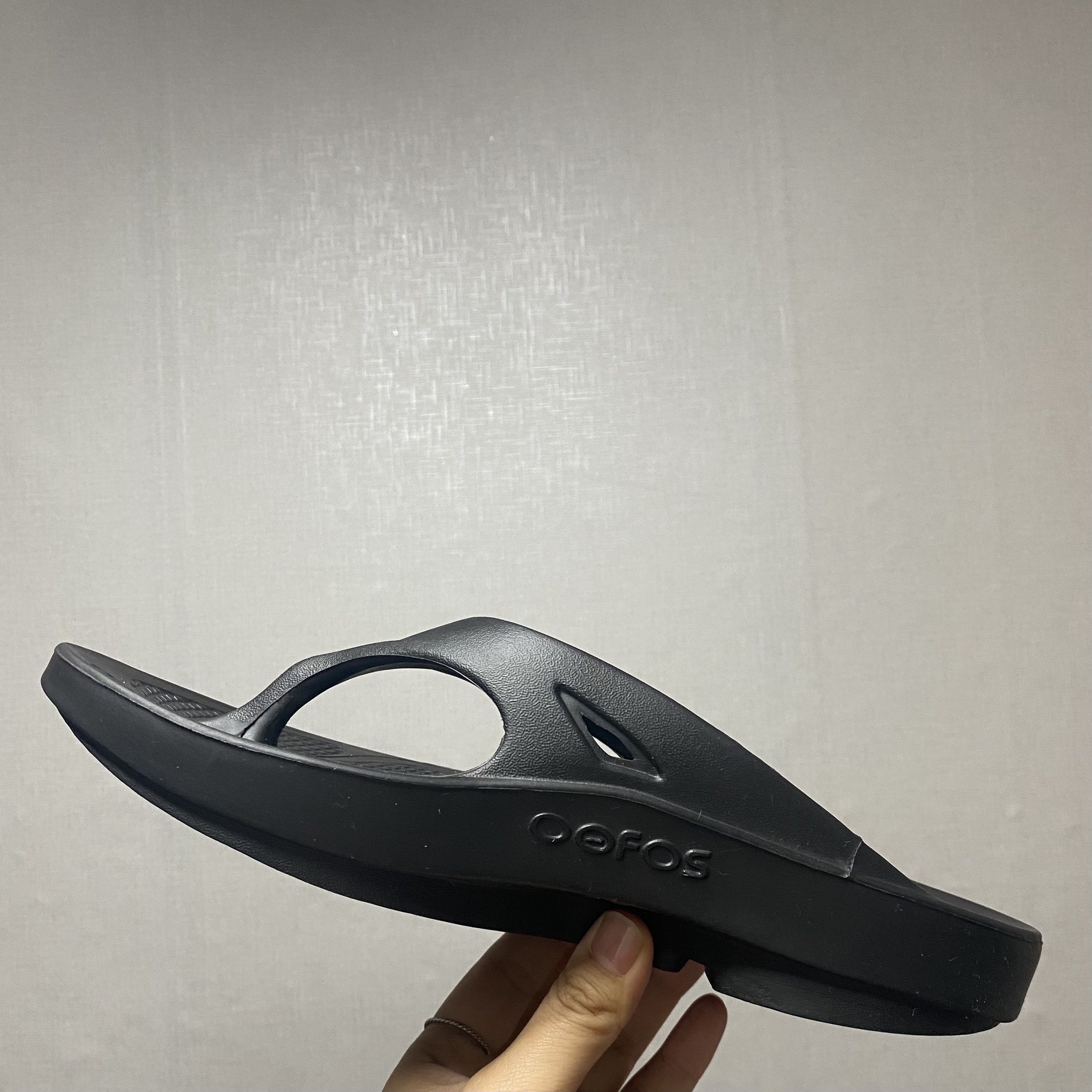 Oofos OOriginal Black 착용 스타일