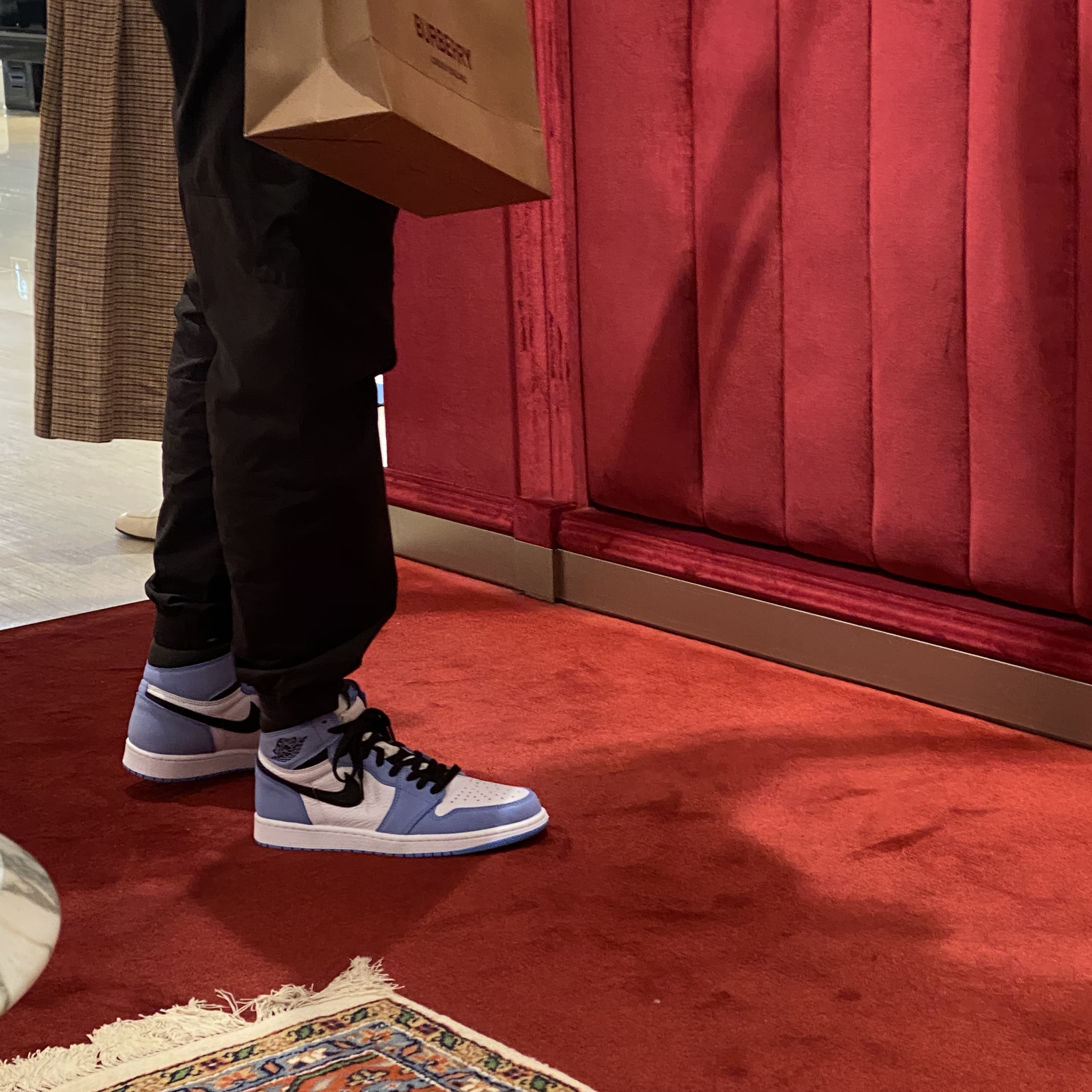 Jordan 1 Retro High OG University Blue 착용 스타일 - 1