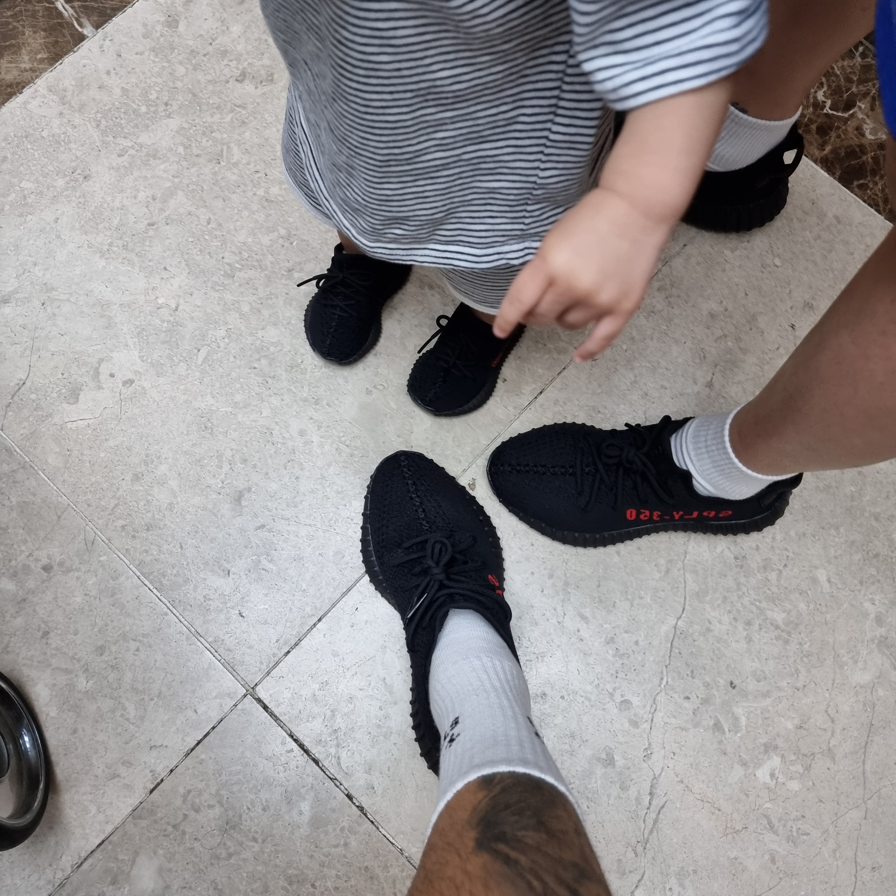 Adidas Yeezy Boost 350 V2 Black Red 2020, (Infant) Adidas Yeezy Boost 350 V2 Black Red 2017 착용 스타일 - 2
