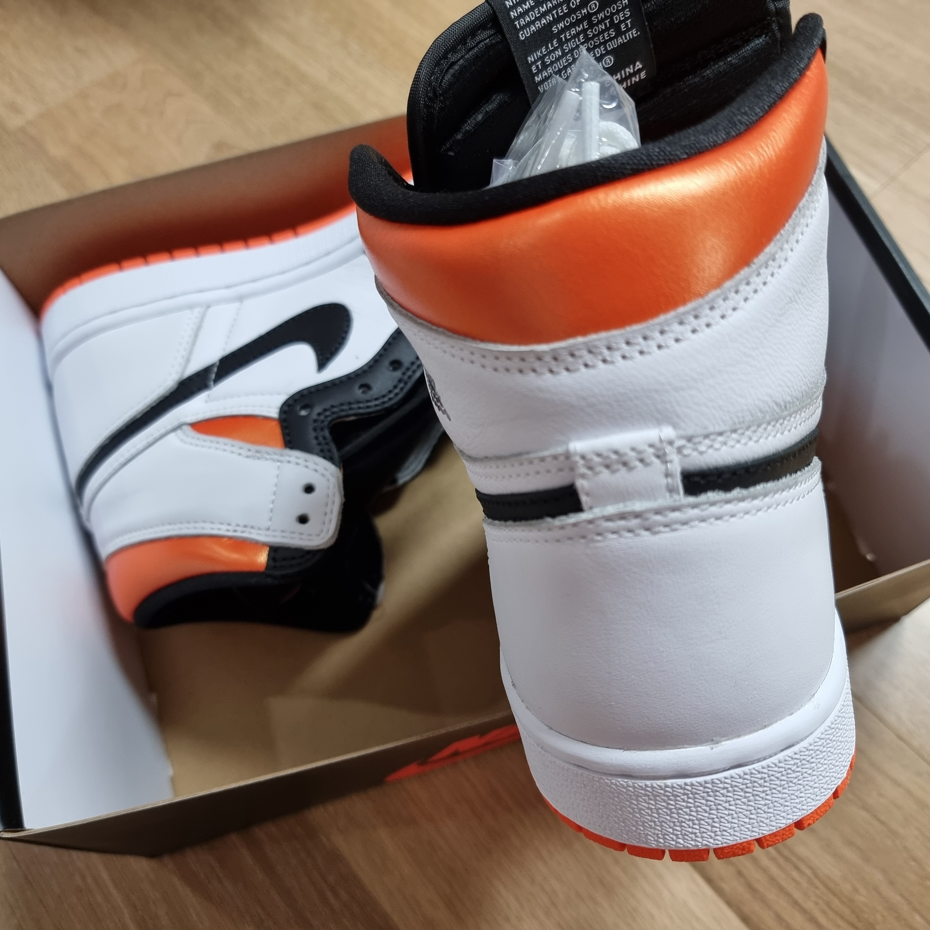 Jordan 1 Retro High OG Electro Orange 착용 스타일 - 2