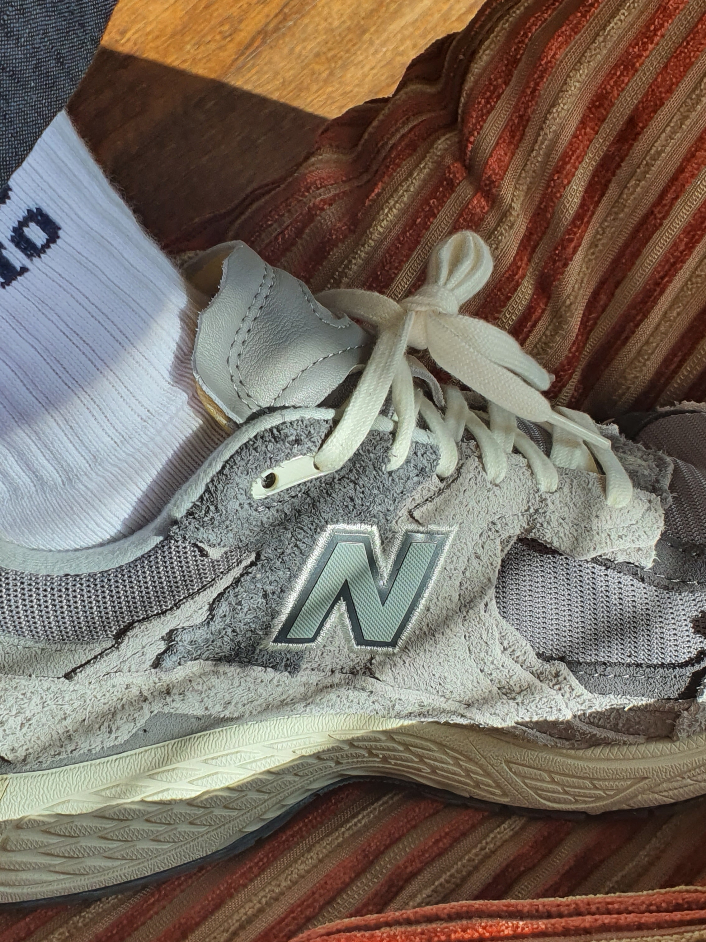 New Balance 2002R Protection Pack Rain Cloud 착용 스타일 - 5