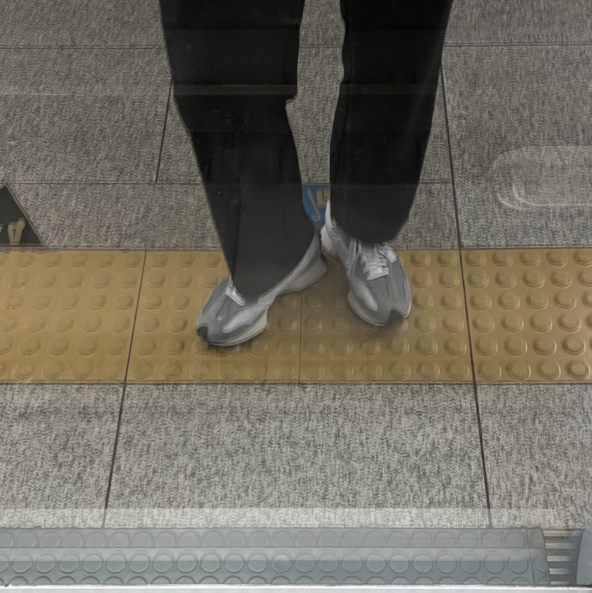 New Balance 327 Grey 착용 스타일