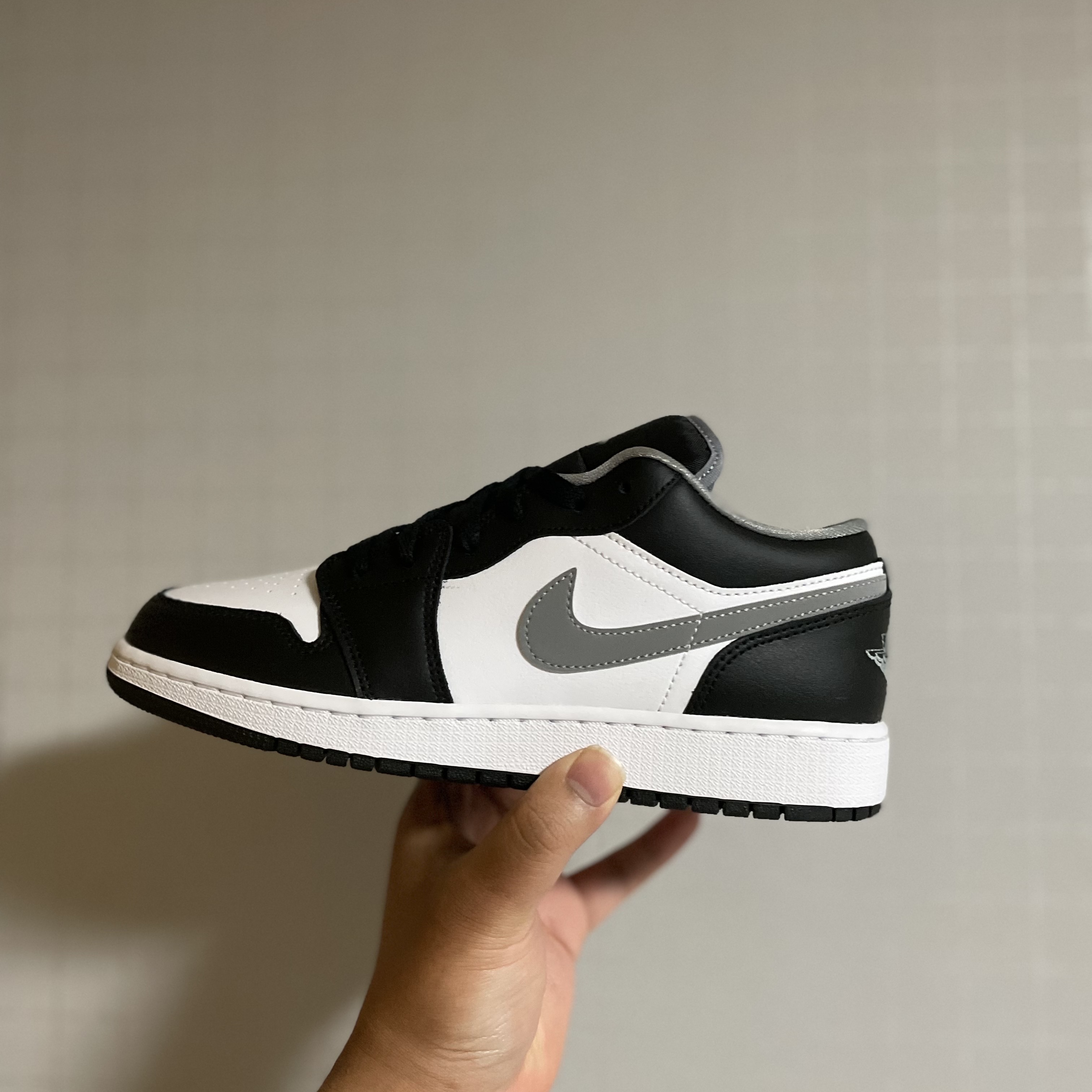 (GS) Jordan 1 Low Black Particle Grey 착용 스타일 - 1