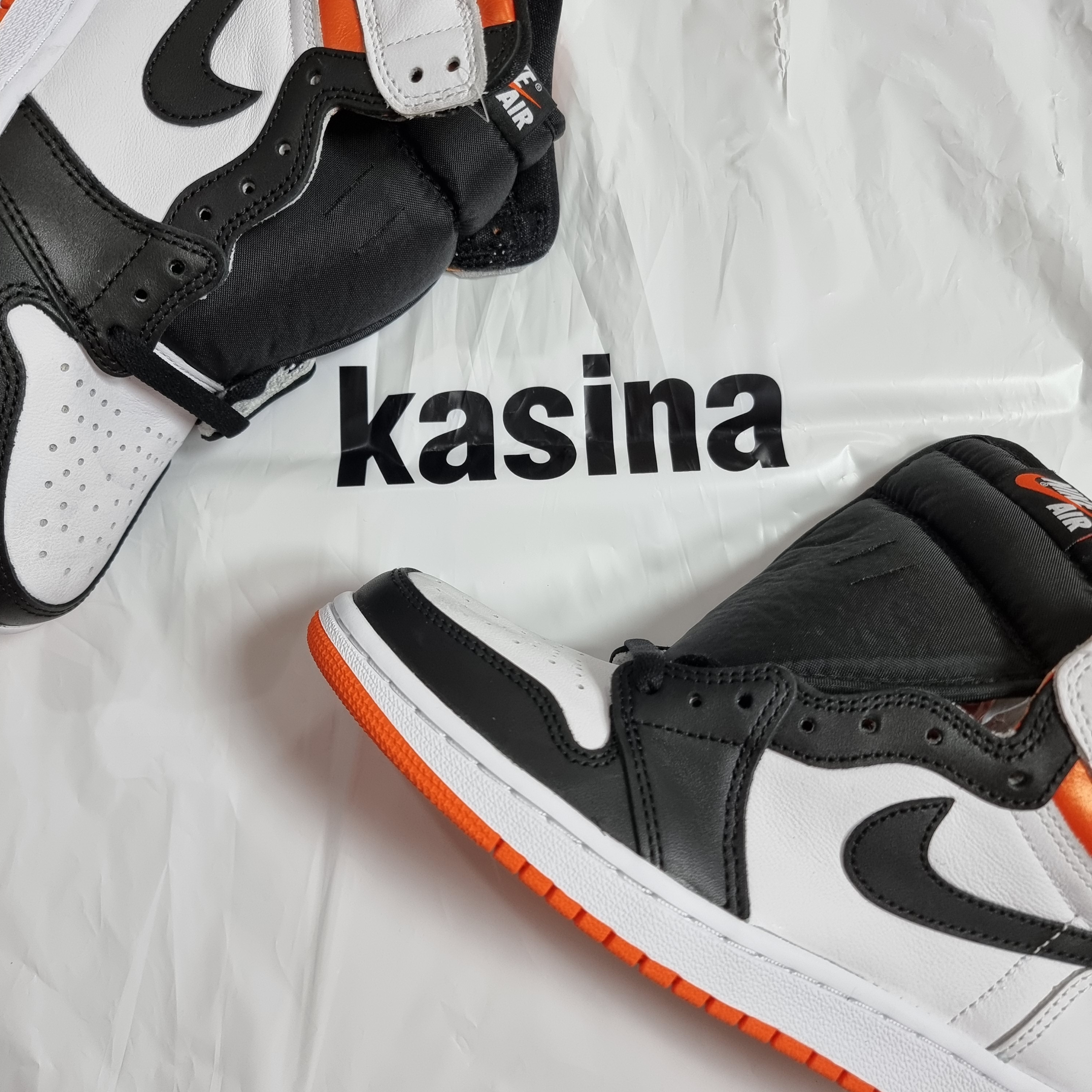 Jordan 1 Retro High OG Electro Orange 착용 스타일 - 3