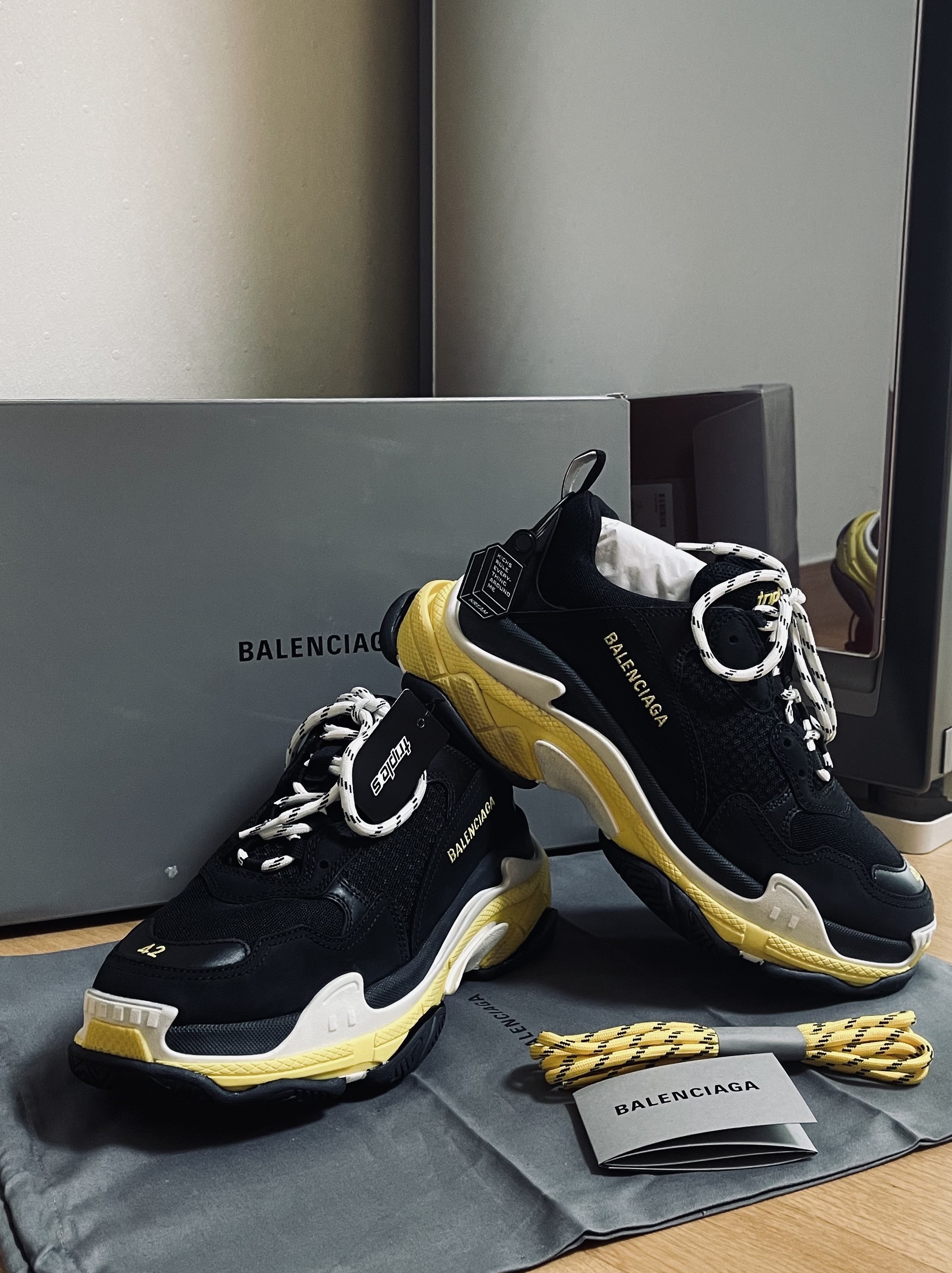 Balenciaga Triple S Black Yellow White 착용 스타일