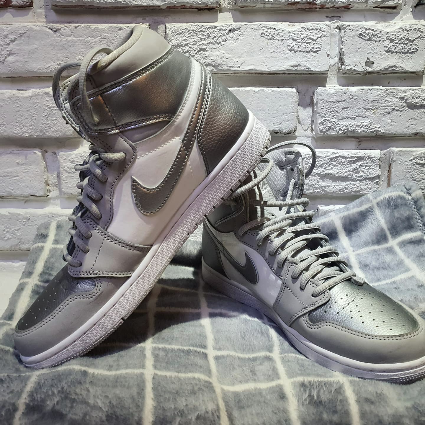 Jordan 1 Retro High Silver 25th Anniversary, Jordan 1 Retro High OG CO.JP Neutral Grey 착용 스타일 - 1