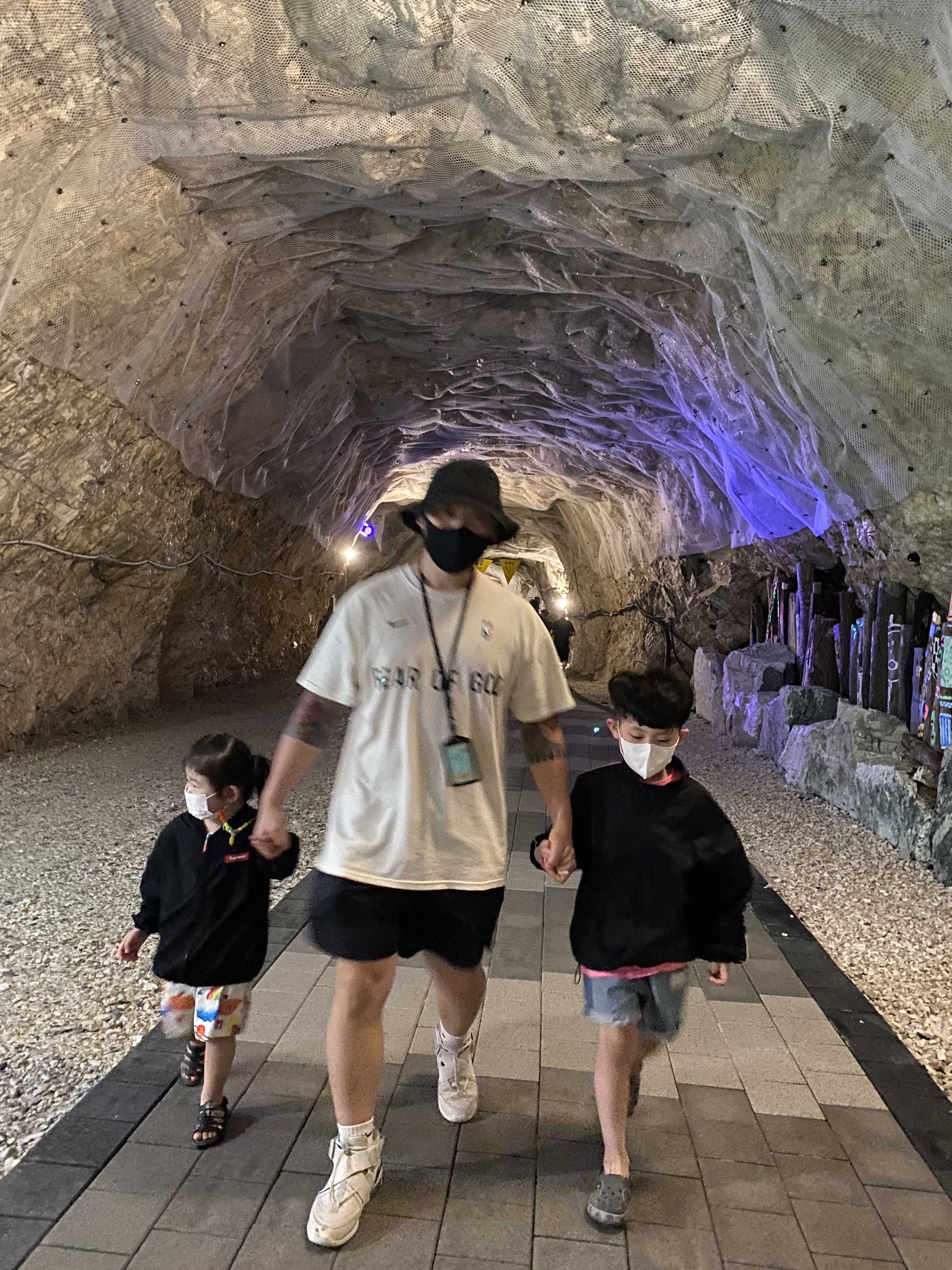Nike x Stussy Bucket Hat Black, Nike x Fear of God Warm Up T-Shirt Pale Ivory 착용 스타일 - 2