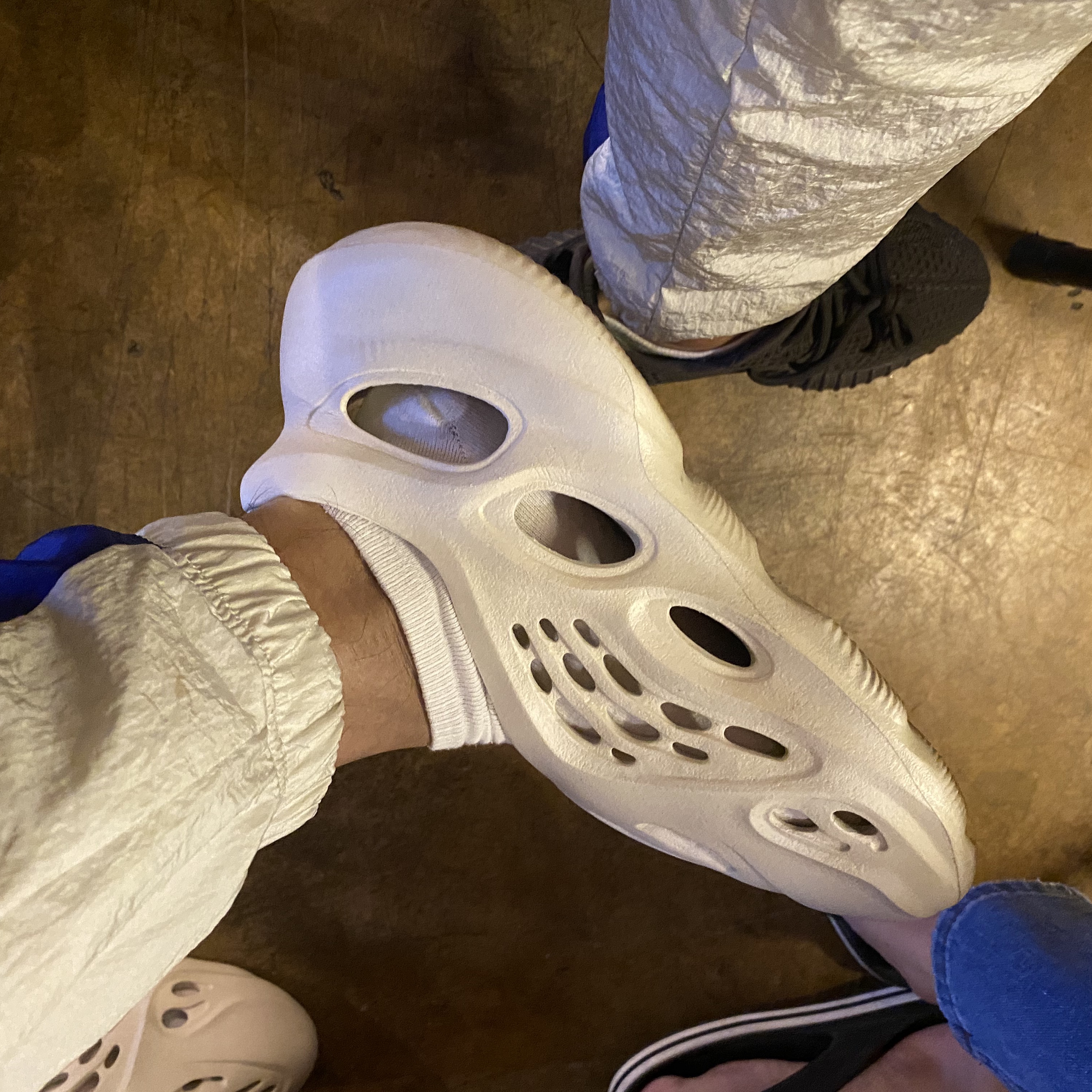 Adidas Yeezy Foam RNNR Sand 착용 스타일 - 1