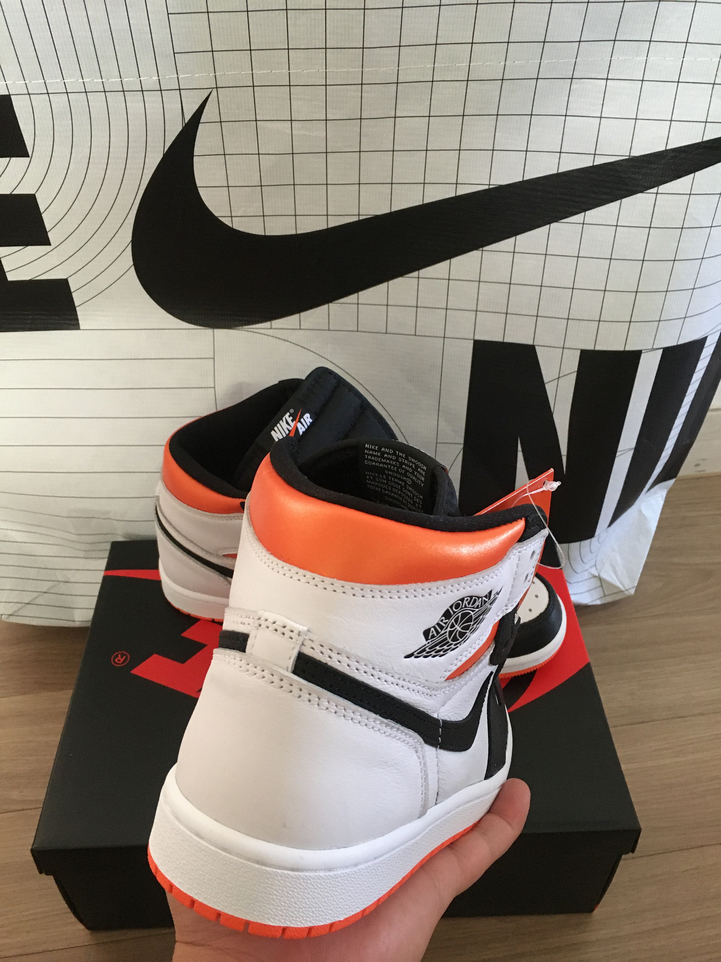 Jordan 1 Retro High OG Electro Orange, (GS) Jordan 1 Retro High OG Electro Orange 착용 스타일 - 2