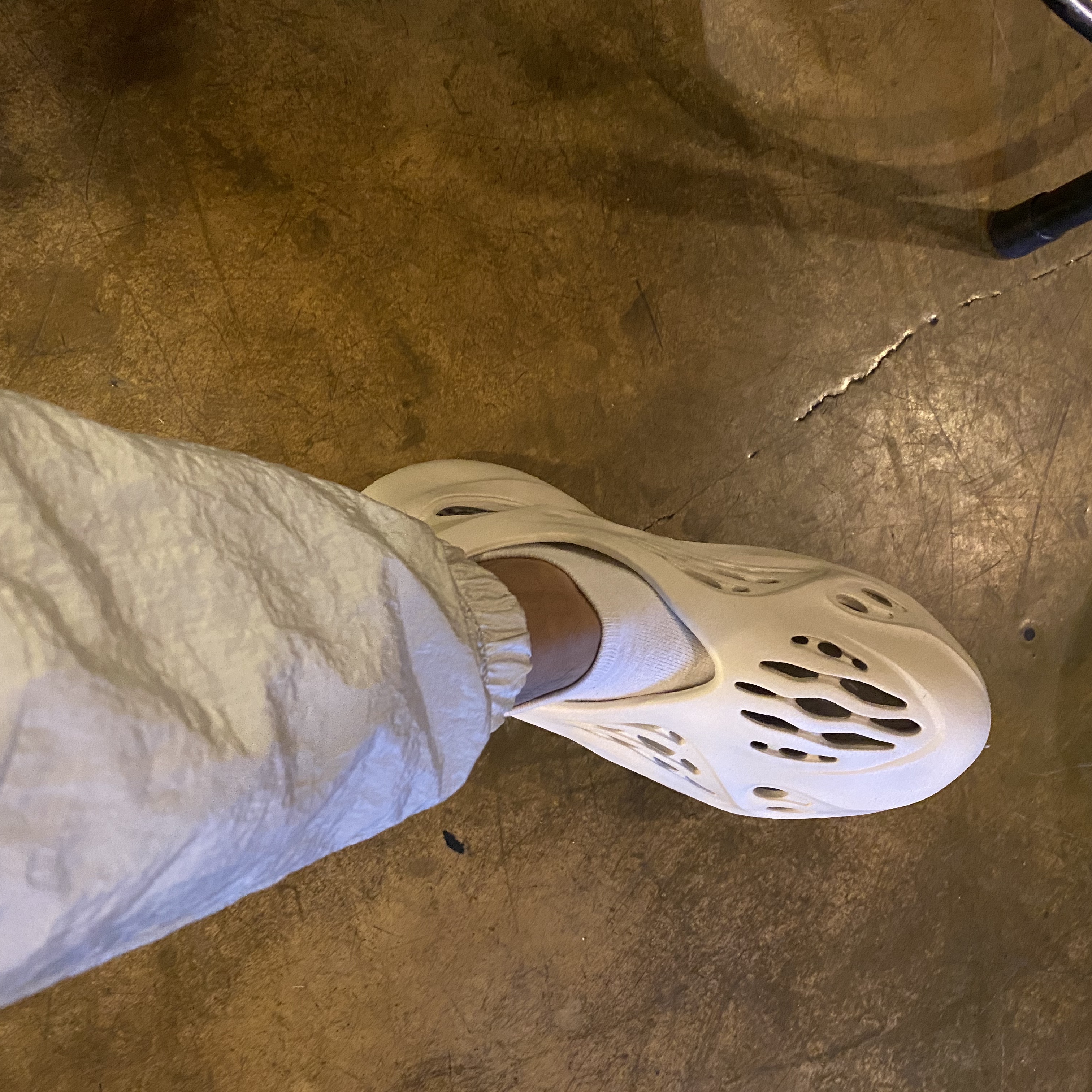 Adidas Yeezy Foam RNNR Sand 착용 스타일 - 2