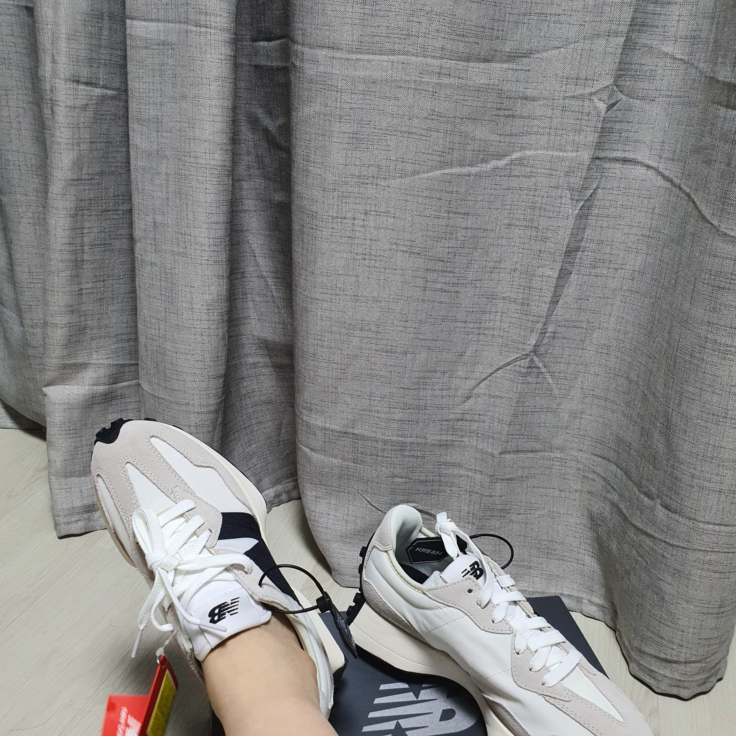 New Balance 327 White Black 착용 스타일 - 2