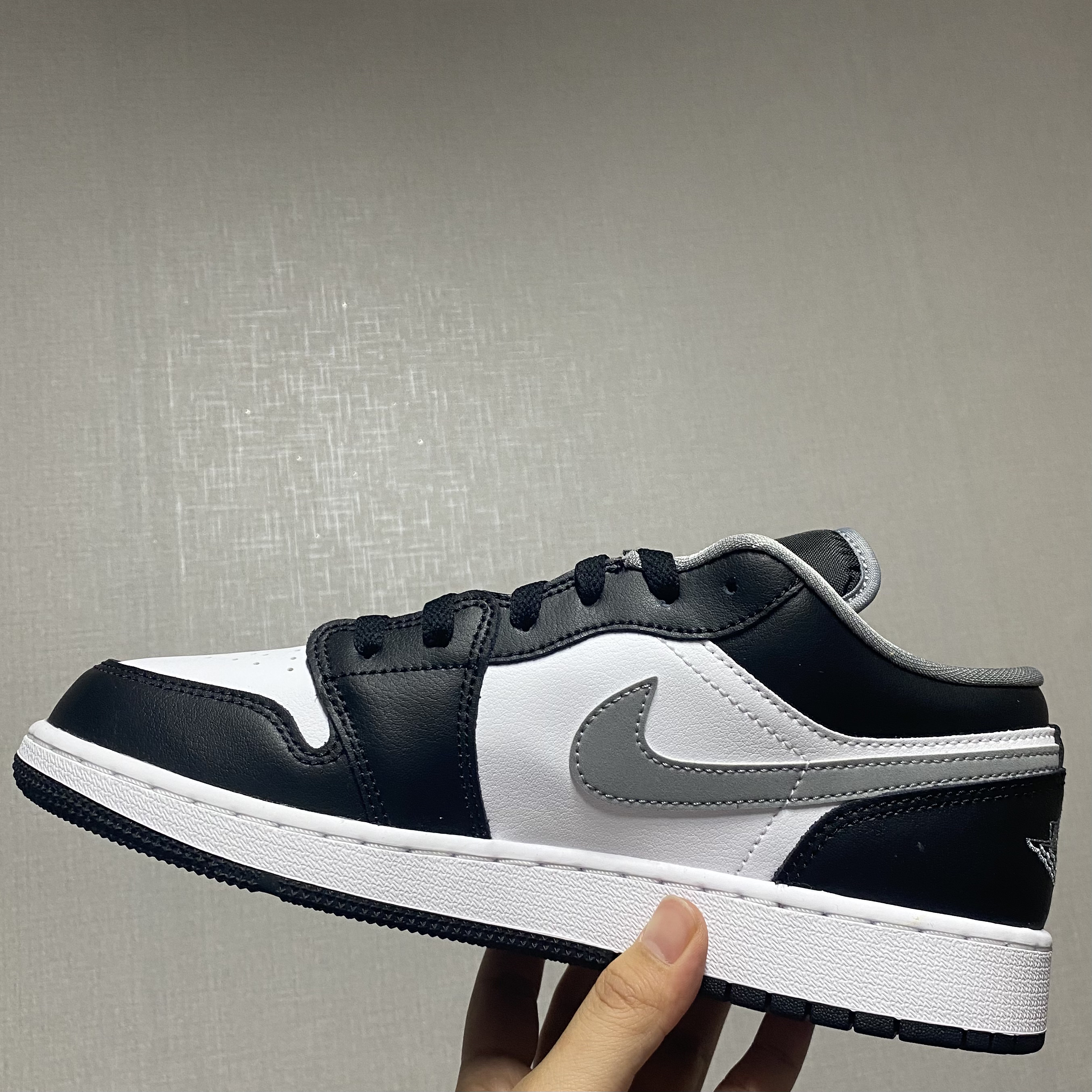 (GS) Jordan 1 Low Black Particle Grey 착용 스타일