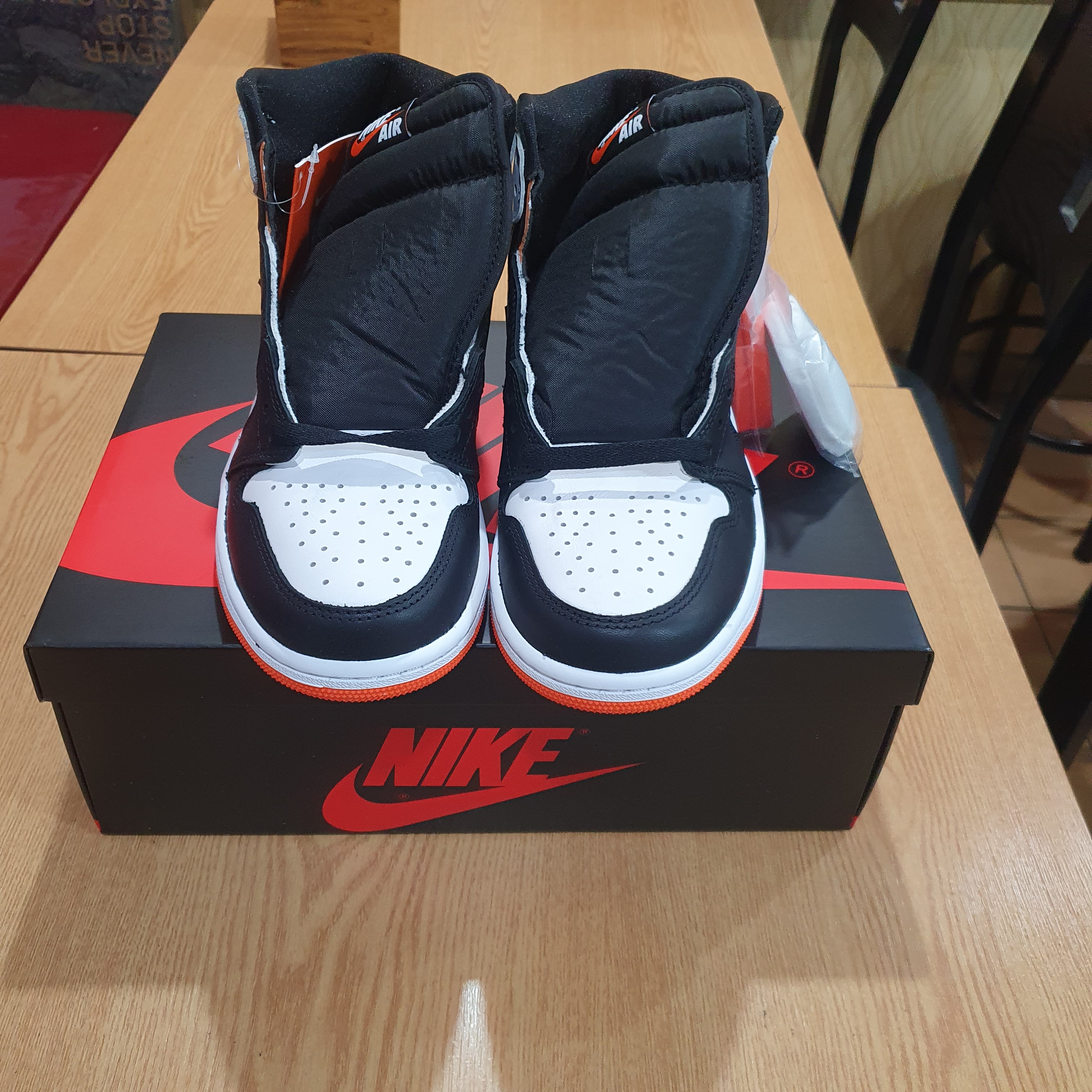 Jordan 1 Retro High OG Electro Orange 착용 스타일 - 3