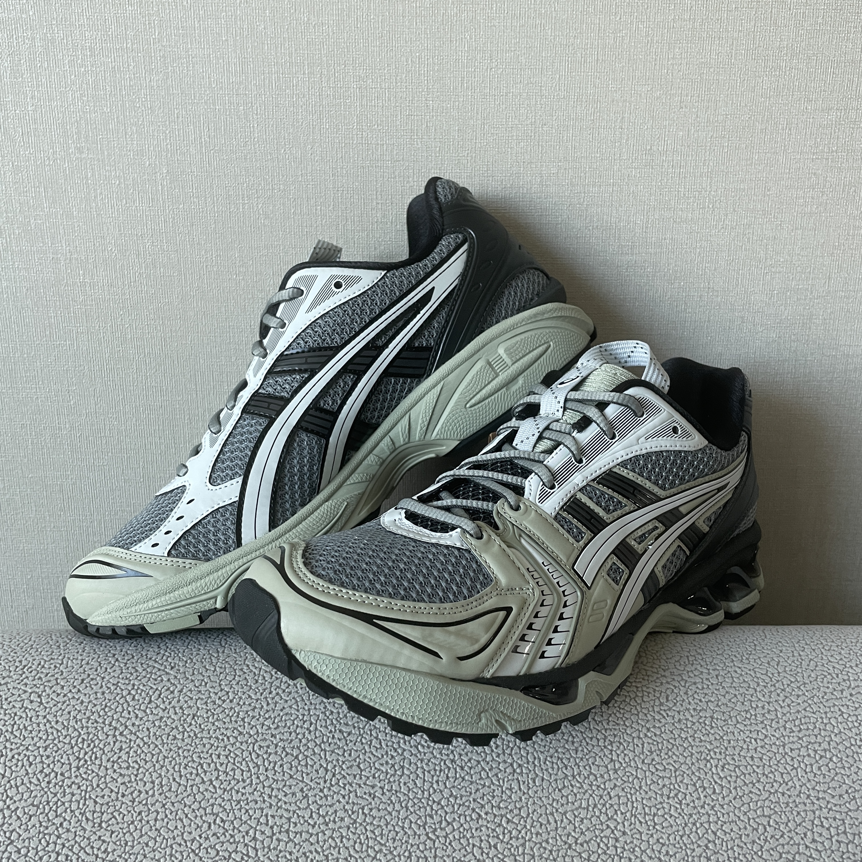 Asics UB1-S Gel-Kayano 14 Piedmont Grey 착용 스타일 - 1