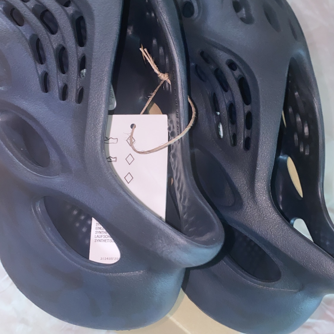 Adidas Yeezy Foam RNNR Mineral Blue 착용 스타일 - 1