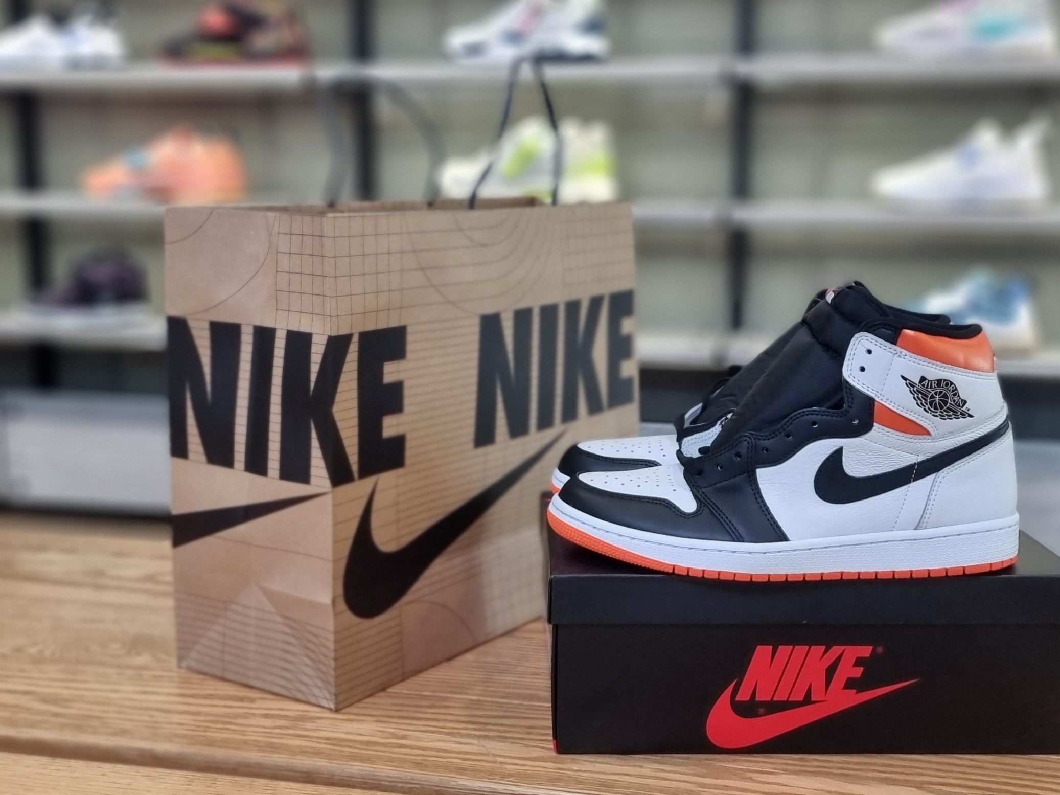 Jordan 1 Retro High OG Electro Orange 착용 스타일