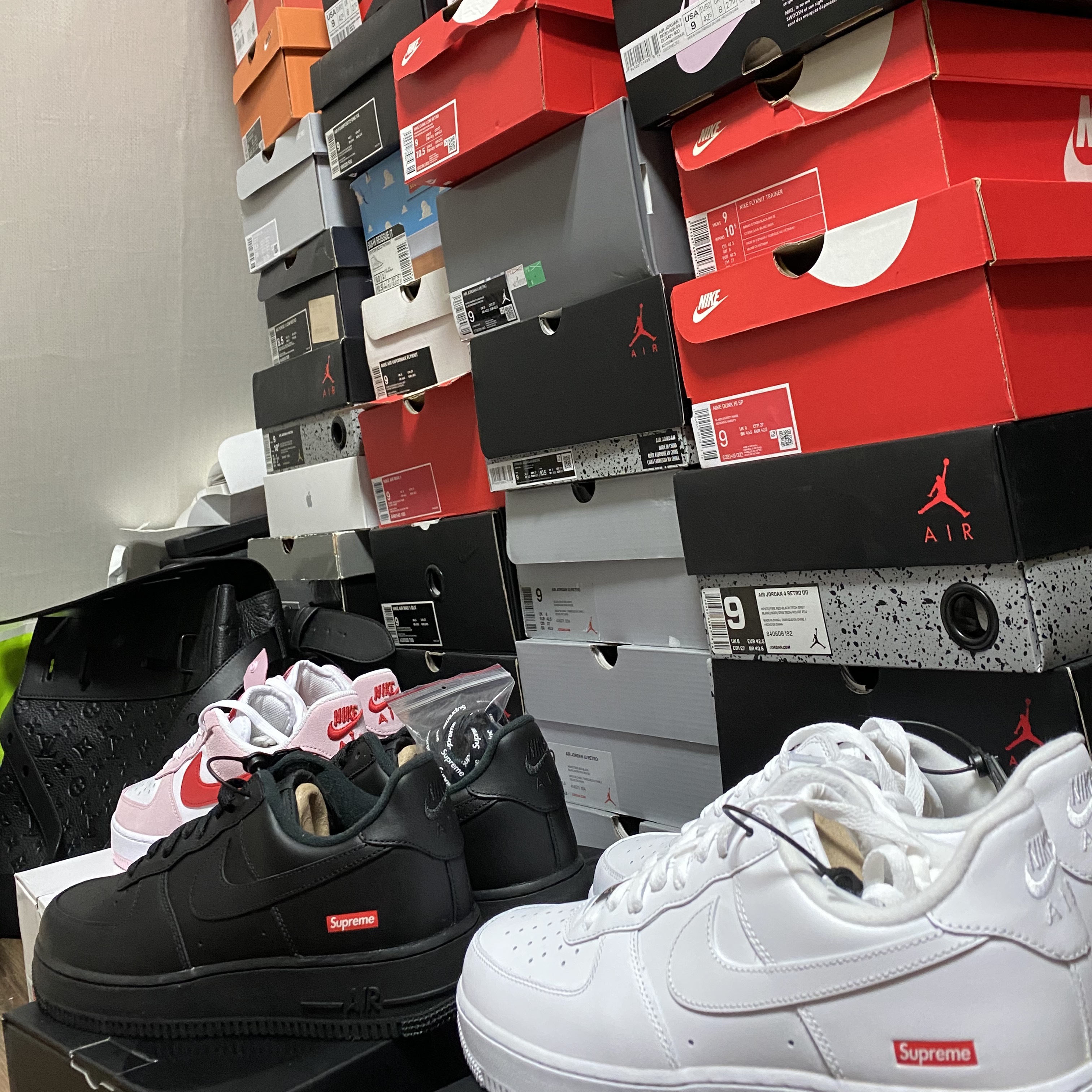 Nike x Supreme Air Force 1 Low White, Nike x Supreme Air Force 1 Low Black 착용 스타일