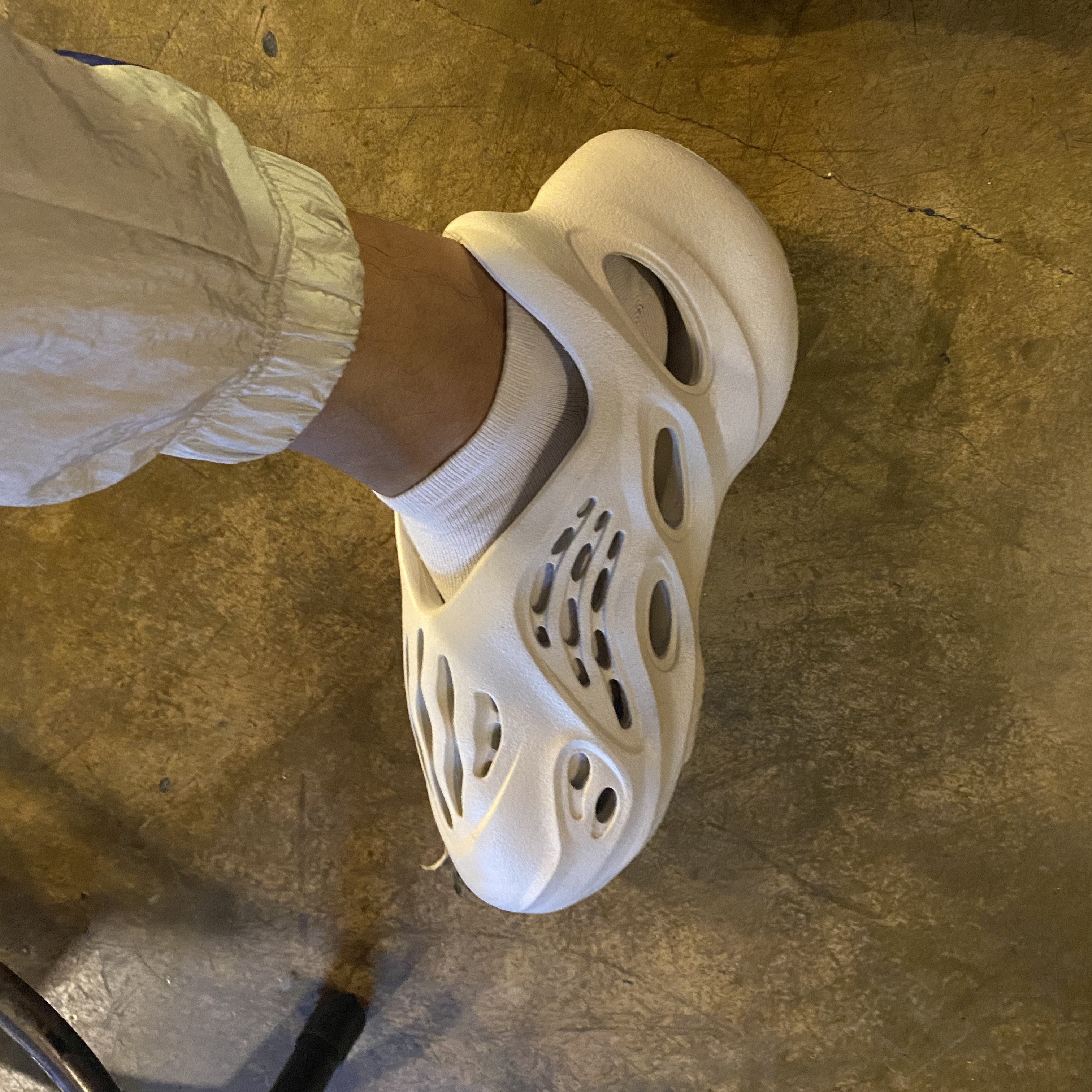 Adidas Yeezy Foam RNNR Sand 착용 스타일 - 3