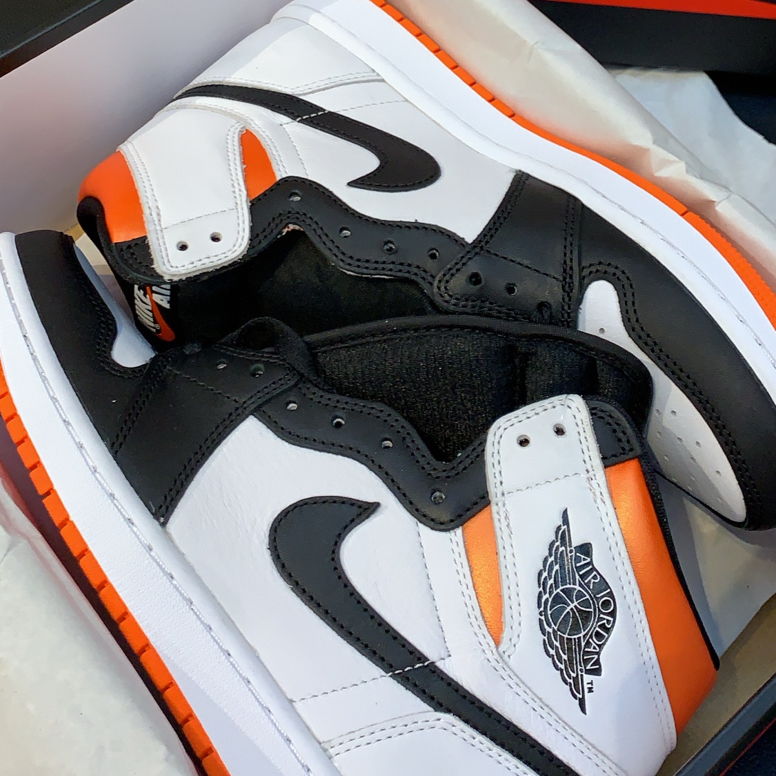 Jordan 1 Retro High OG Electro Orange 착용 스타일