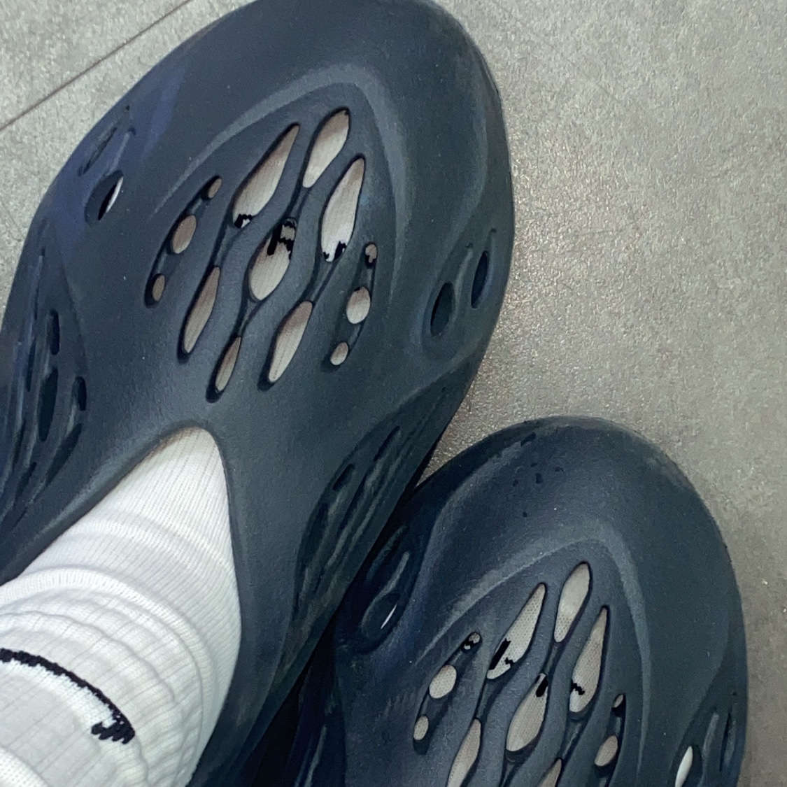 Adidas Yeezy Foam RNNR Mineral Blue 착용 스타일 - 4