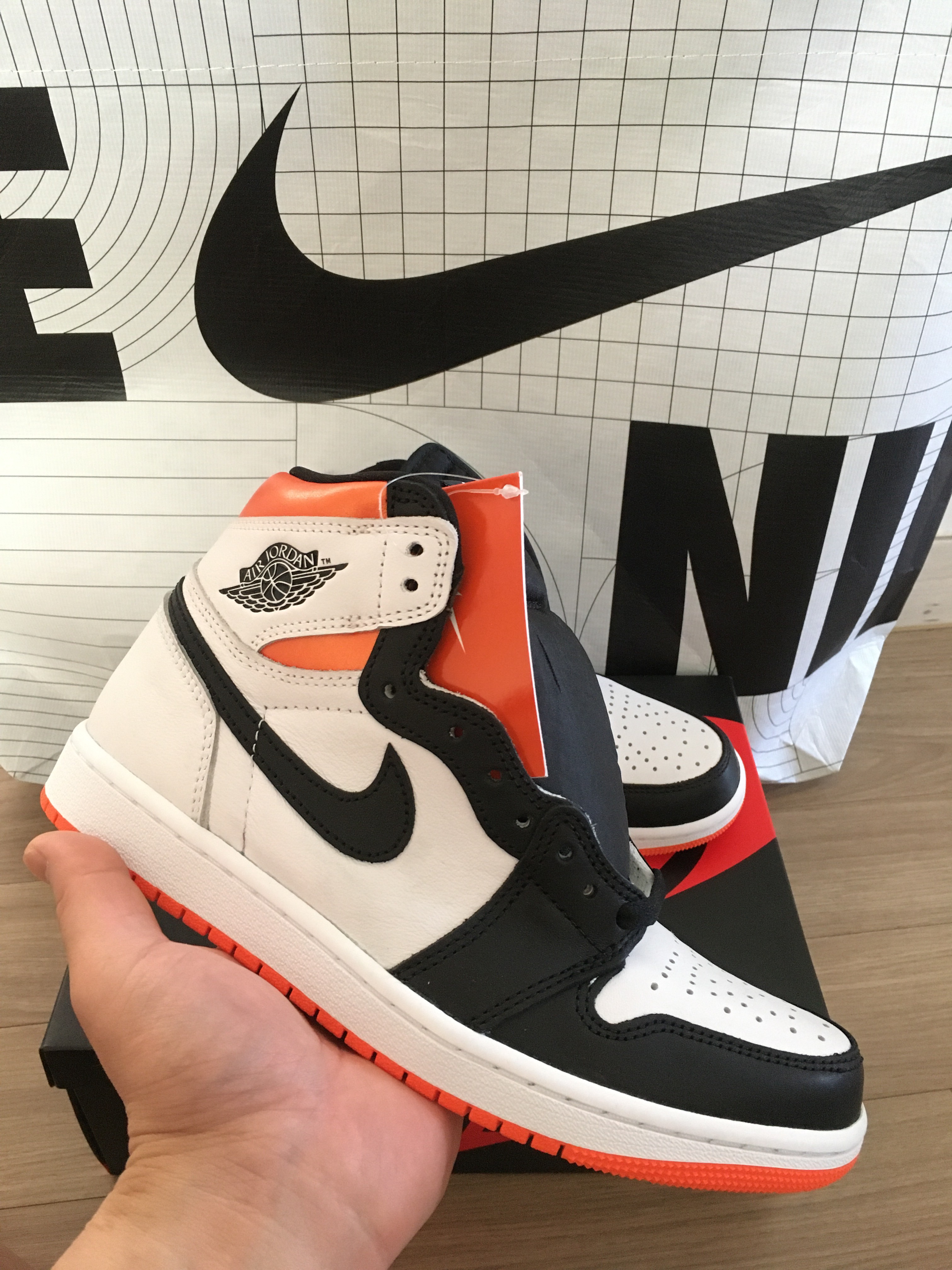 Jordan 1 Retro High OG Electro Orange, (GS) Jordan 1 Retro High OG Electro Orange 착용 스타일 - 1
