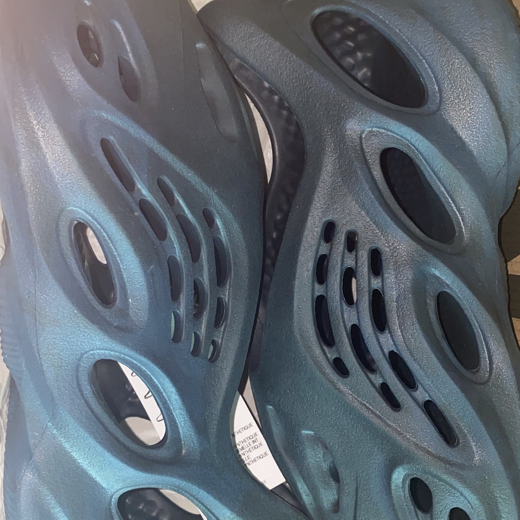 Adidas Yeezy Foam RNNR Mineral Blue 착용 스타일 - 2