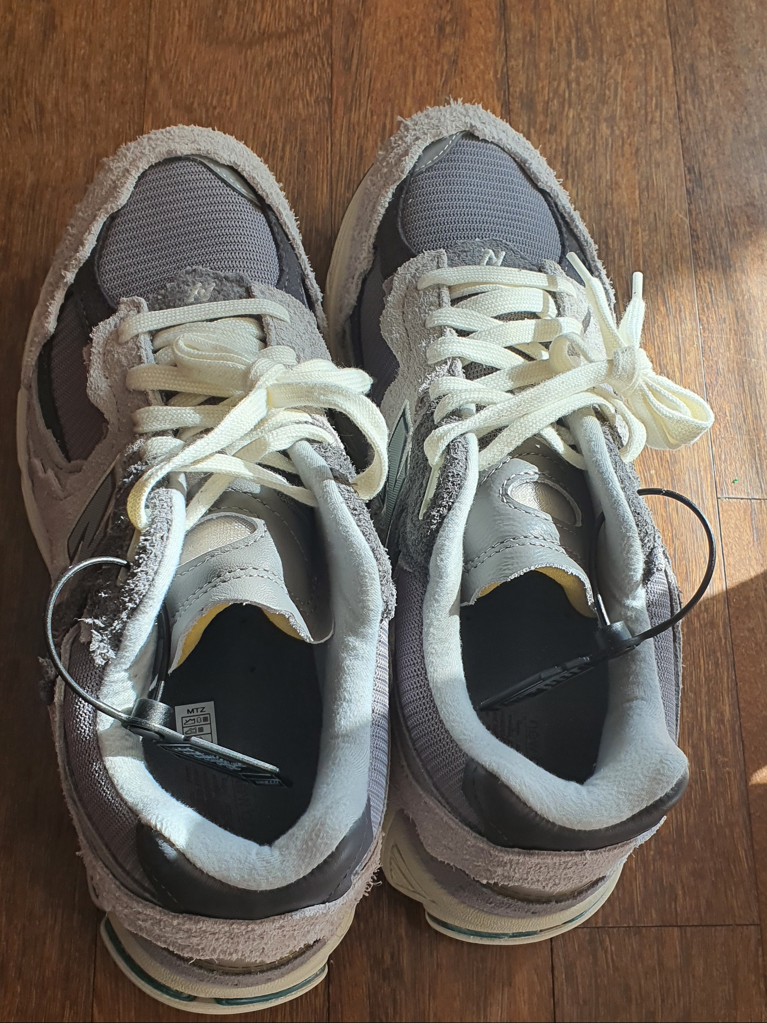 New Balance 2002R Protection Pack Rain Cloud 착용 스타일 - 1