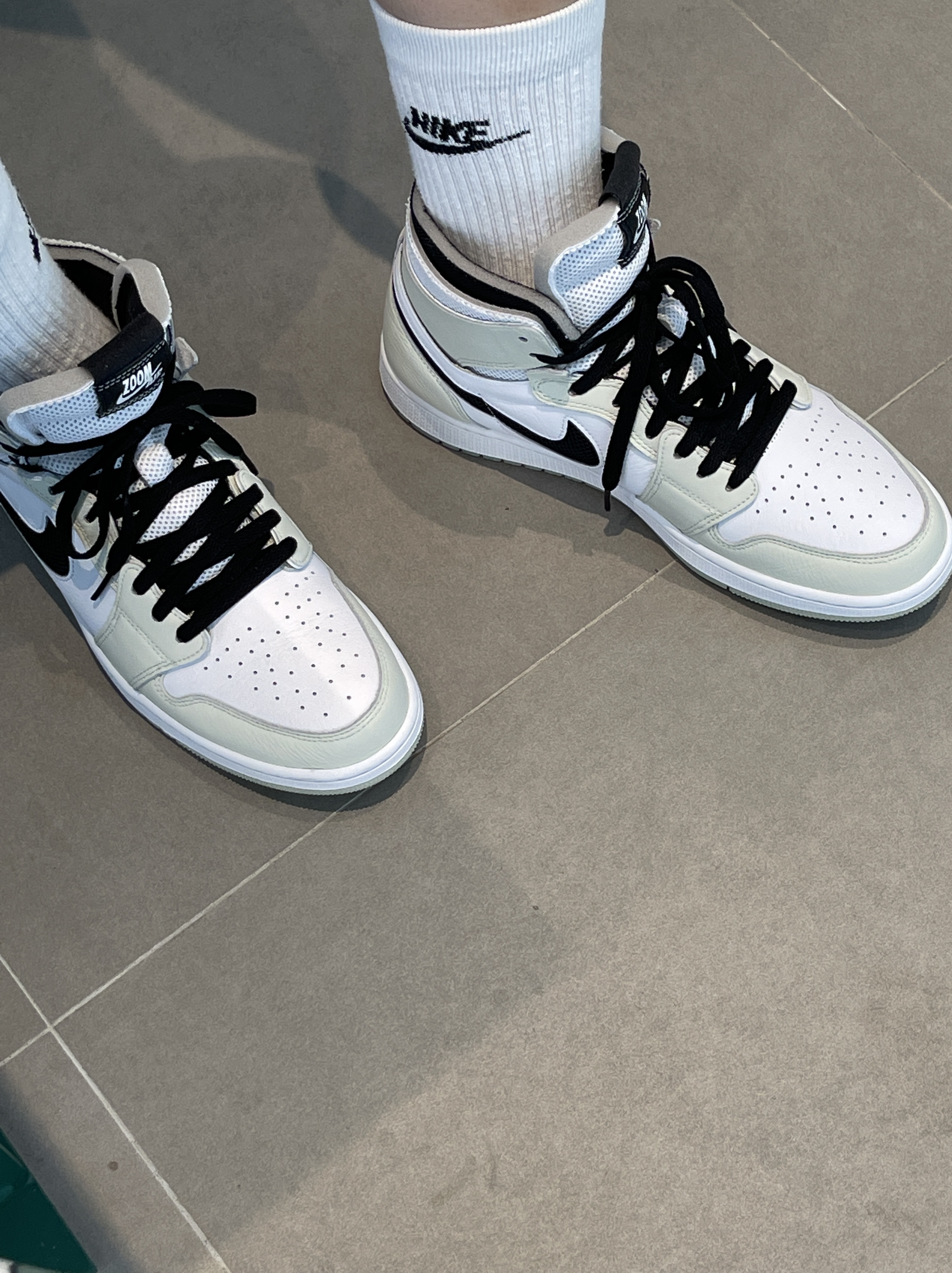 (W) Jordan 1 Zoom Air CMFT Light Bone 착용 스타일 - 4