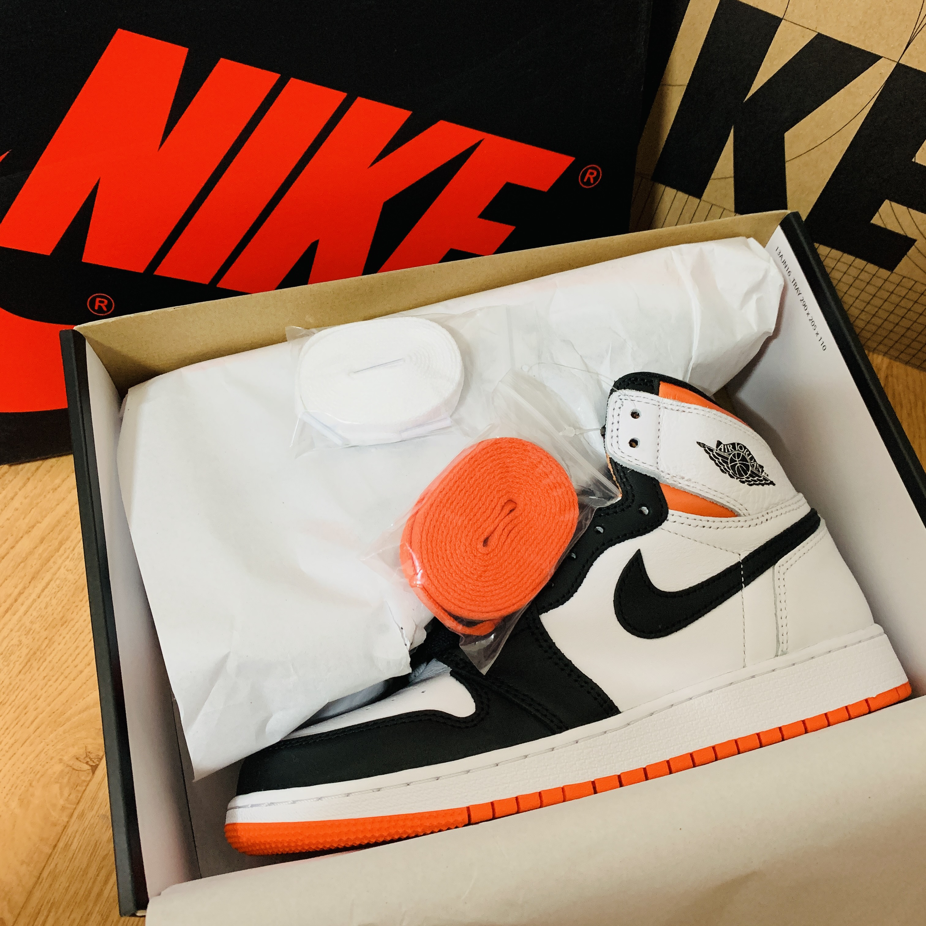 (GS) Jordan 1 Retro High OG Electro Orange, Jordan 1 Retro High OG Electro Orange 착용 스타일