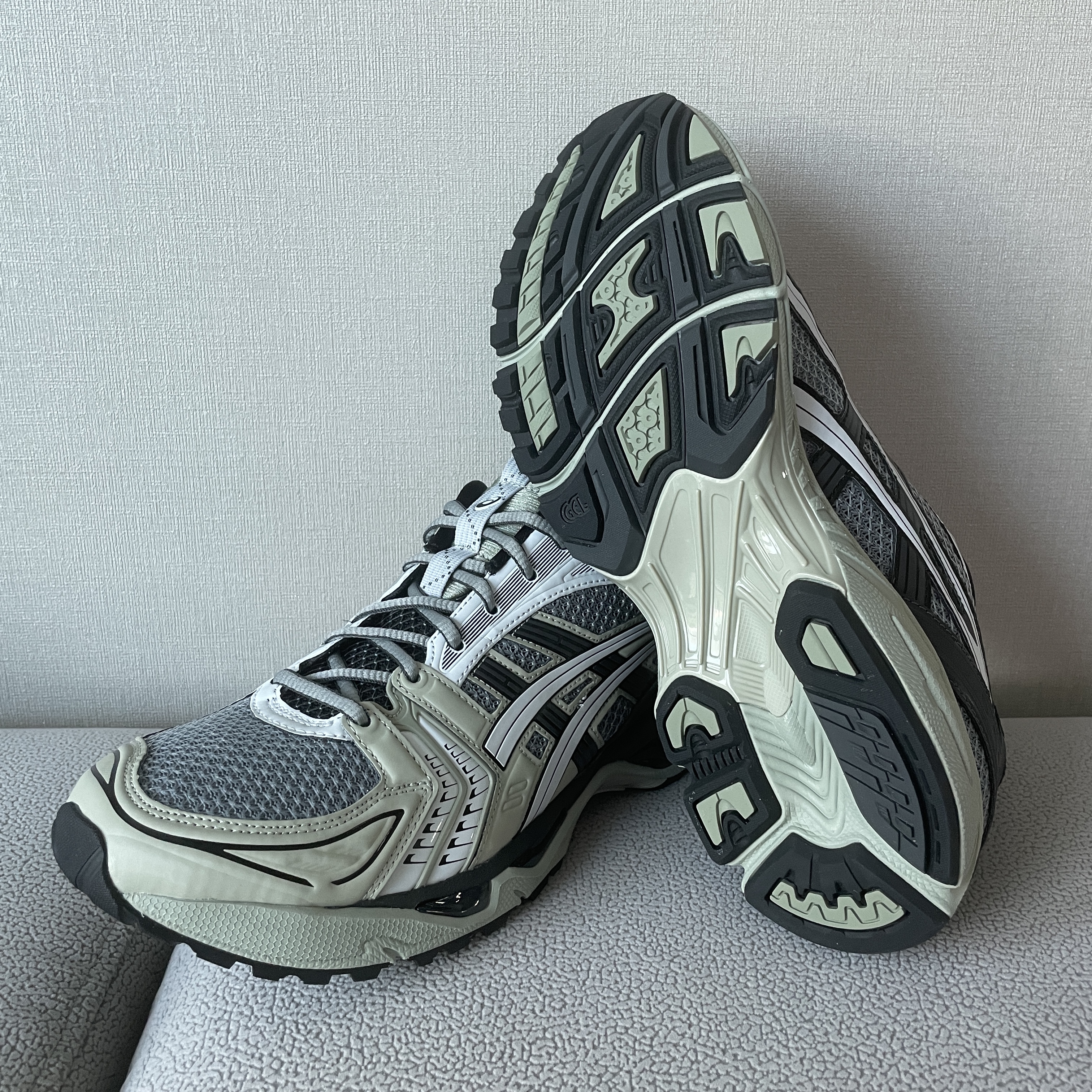 Asics UB1-S Gel-Kayano 14 Piedmont Grey 착용 스타일 - 2