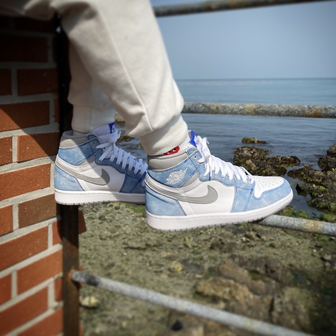 Jordan 1 Retro High OG Hyper Royal 착용 스타일