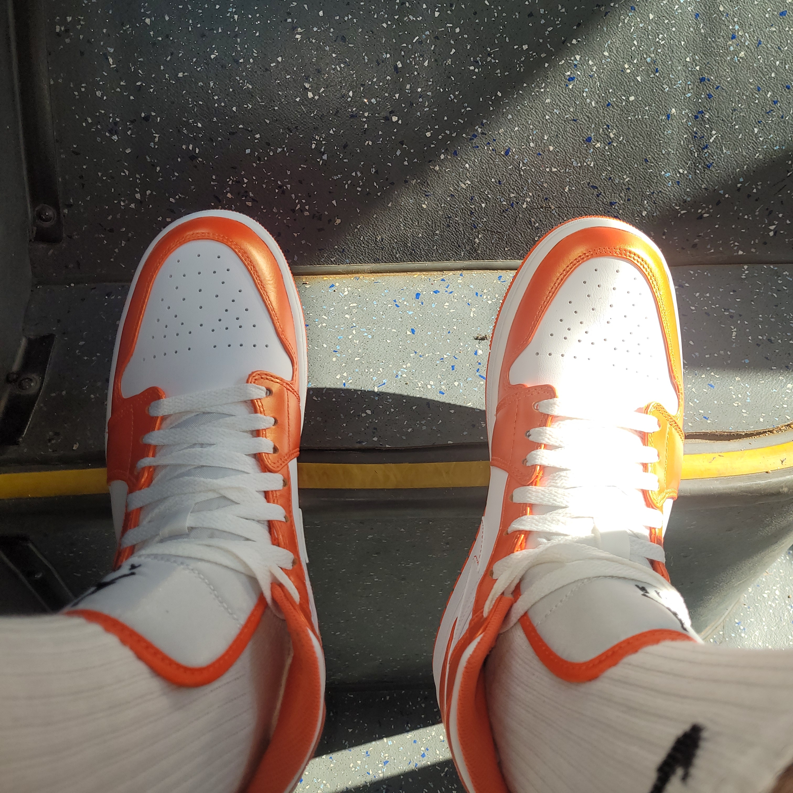 Jordan 1 Mid SE Electro Orange 착용 스타일
