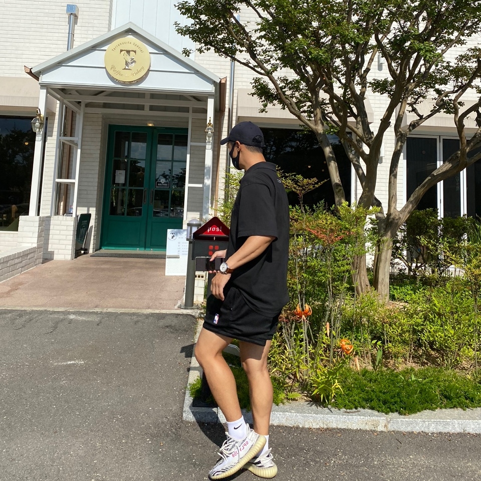 Essentials Short Sleeve Boxy Polo Dark Slate/Stretch Limo/Black - 20SS, Nike x Fear of God Basketball Shorts Off Noir 착용 스타일 - 2
