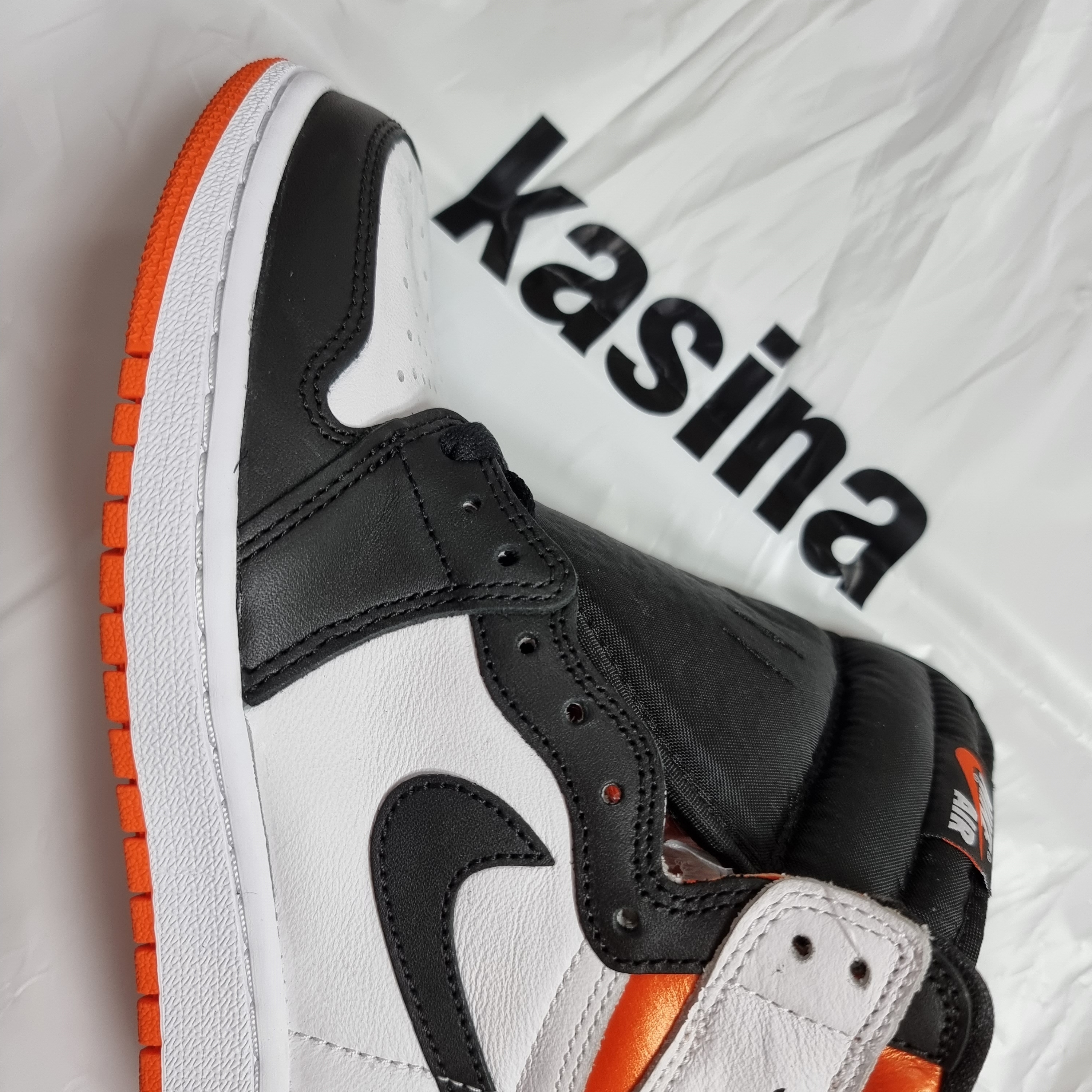 Jordan 1 Retro High OG Electro Orange 착용 스타일 - 4