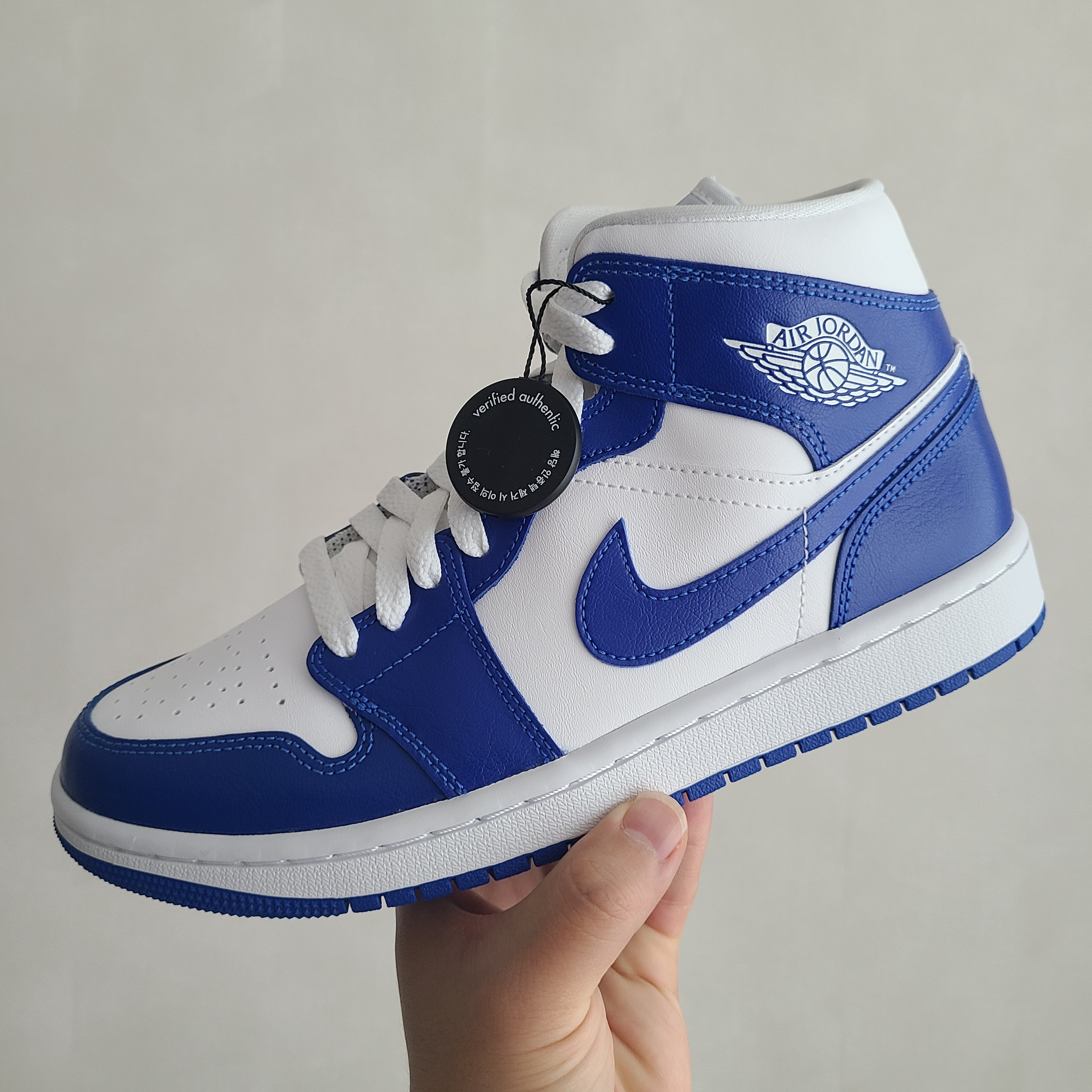 (W) Jordan 1 Mid White Hyper Royal 착용 스타일
