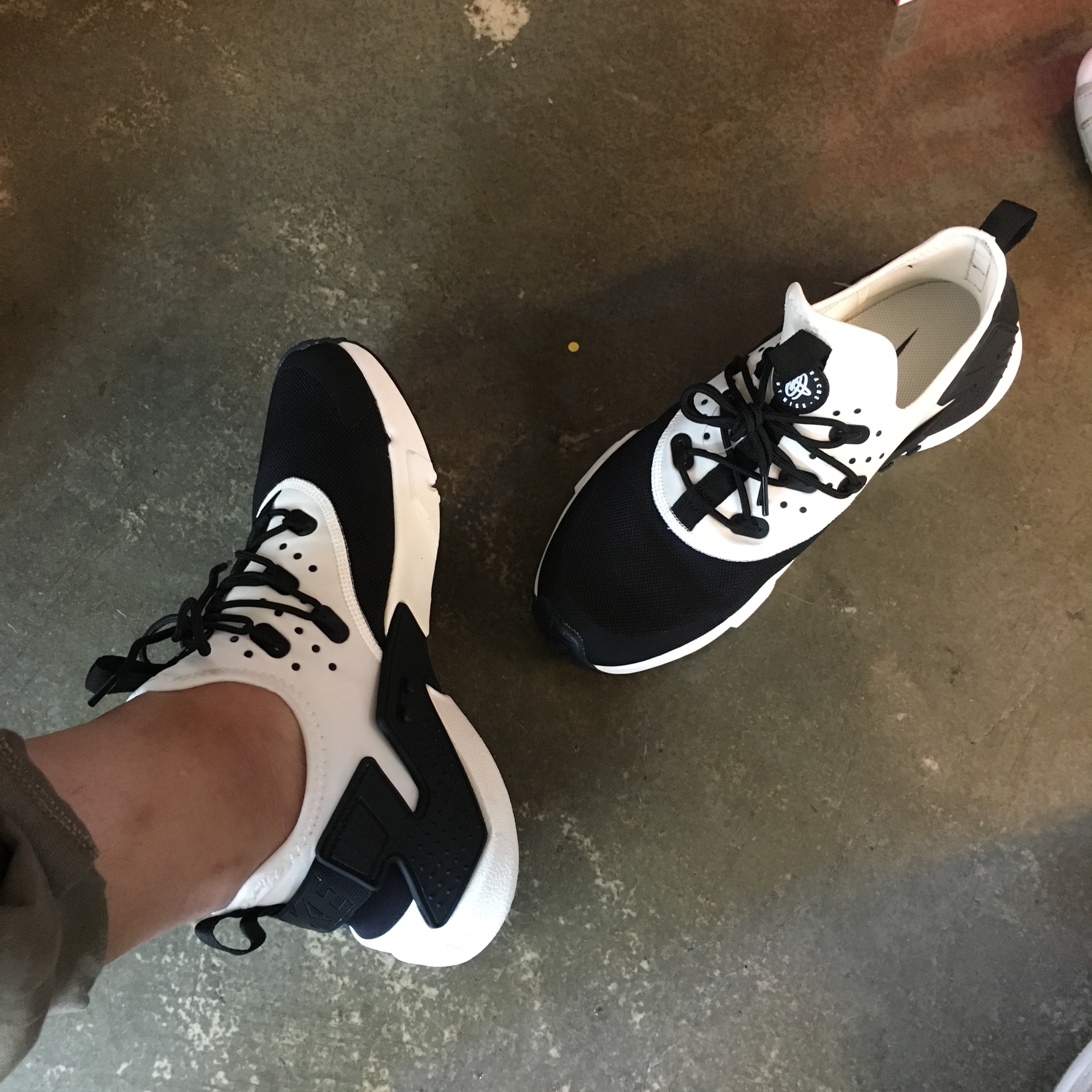 Nike Air Huarache Drift Black Sail 착용 스타일