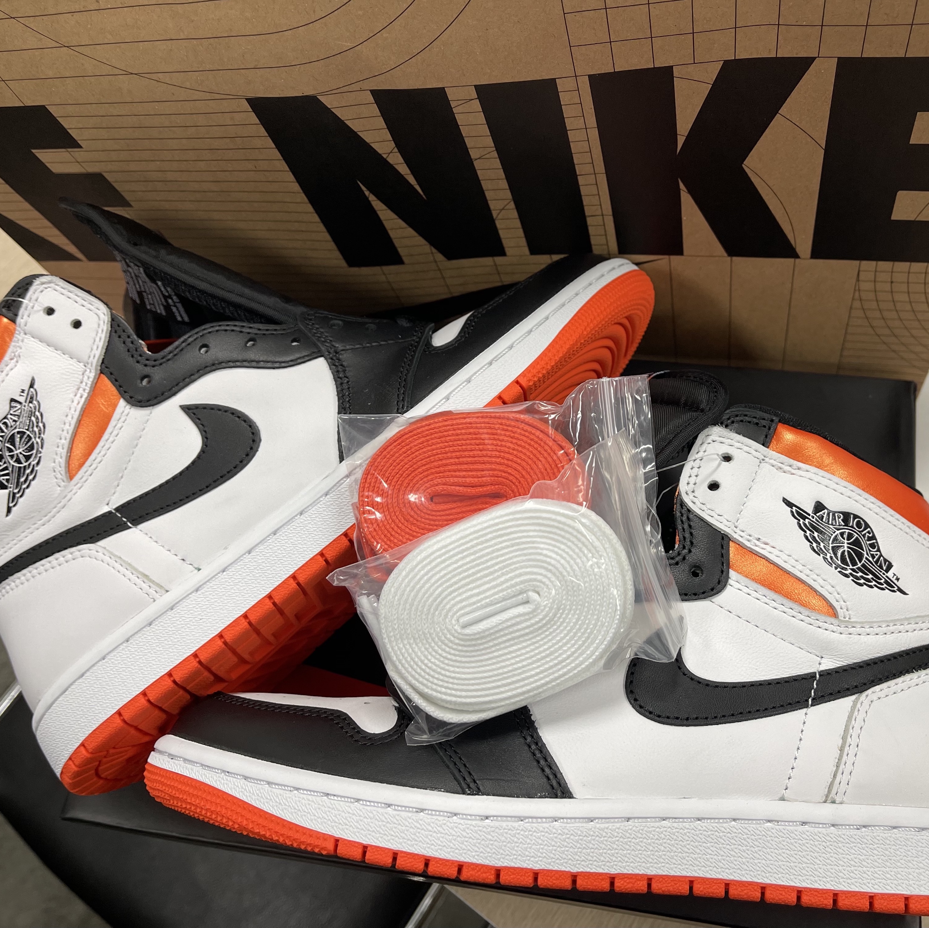 Jordan 1 Retro High OG Electro Orange 착용 스타일 - 1