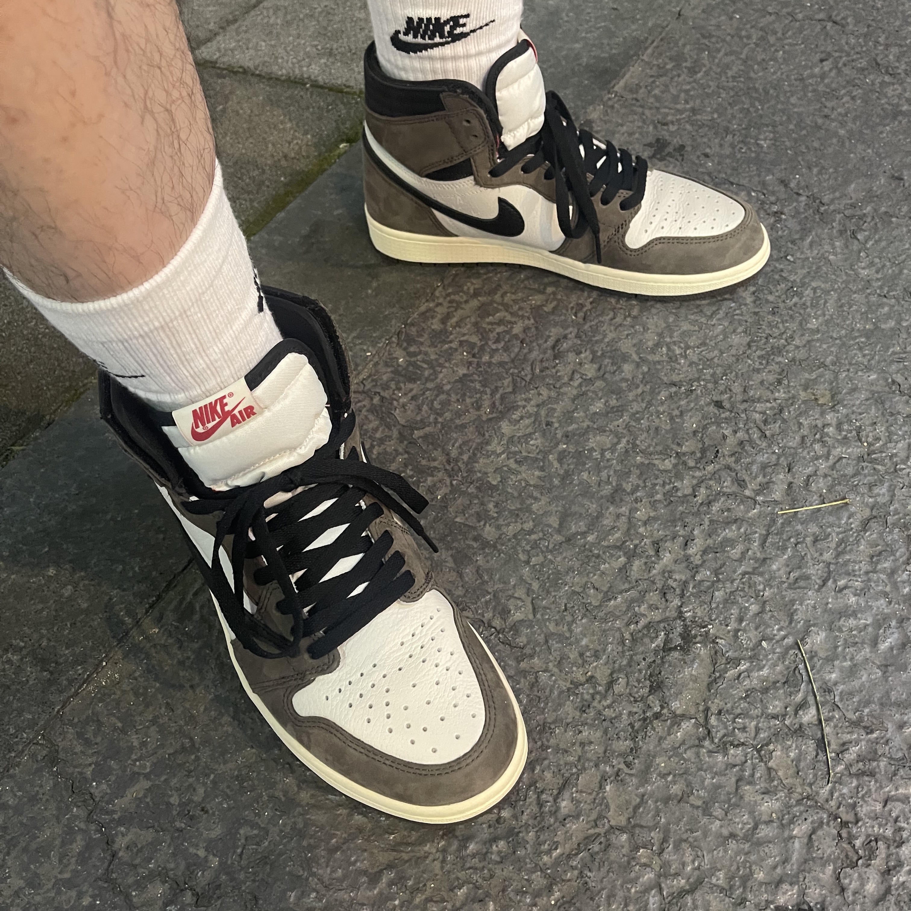 Jordan 1 x Travis Scott Retro High OG SP Mocha 착용 스타일