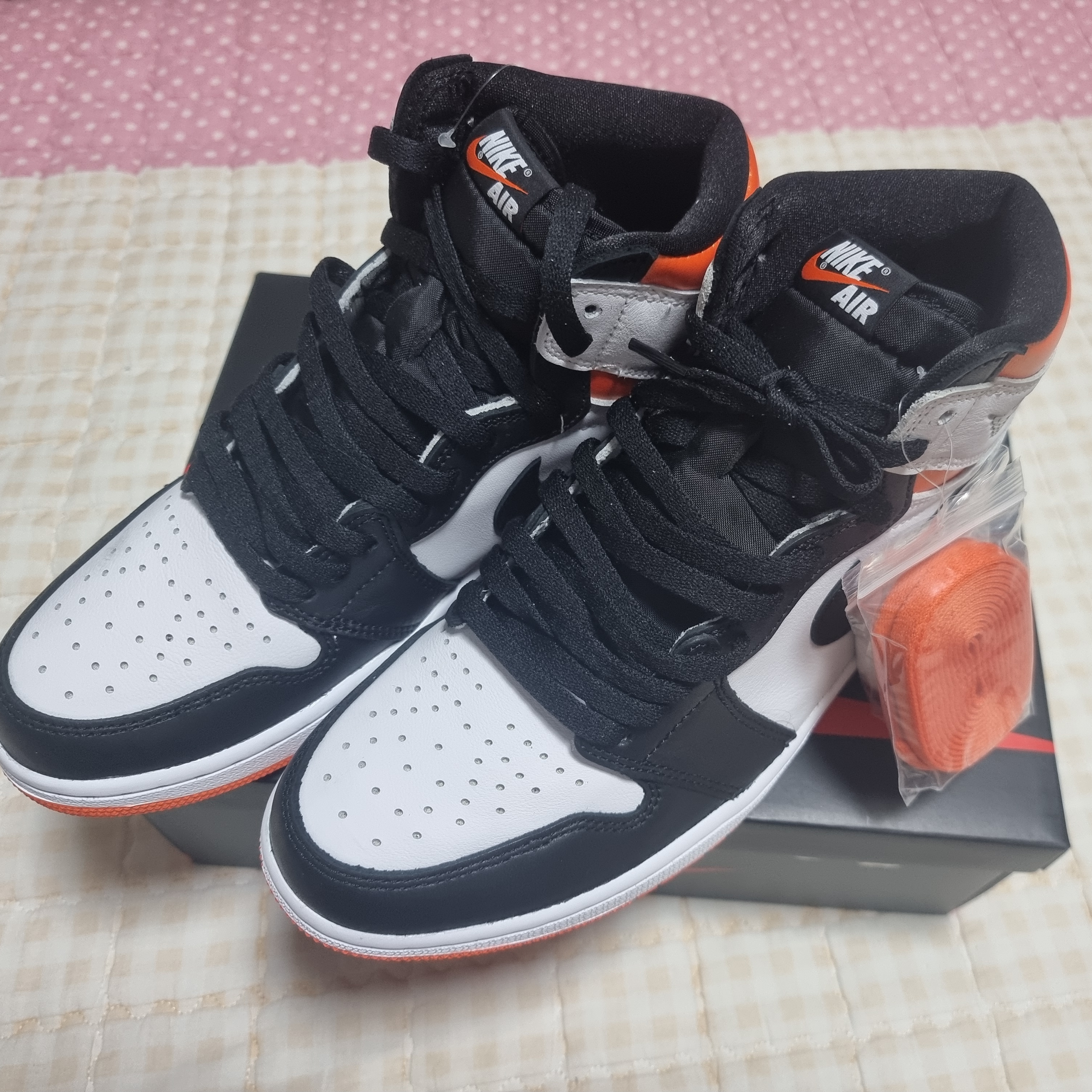 Jordan 1 Retro High OG Electro Orange 착용 스타일 - 1