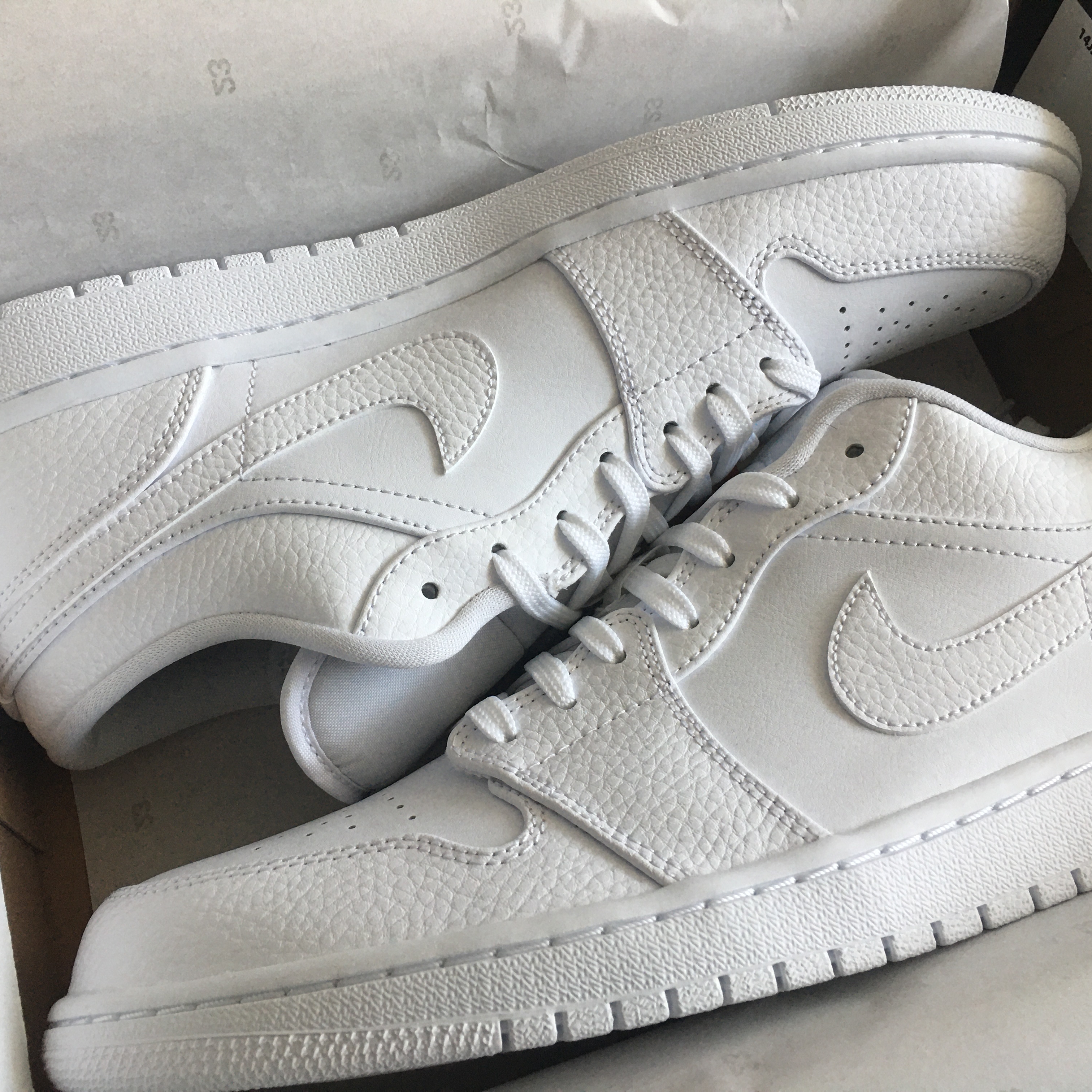 Jordan 1 Low Triple White Tumbled Leather 2020, (GS) Jordan 1 Low Triple White 착용 스타일 - 3