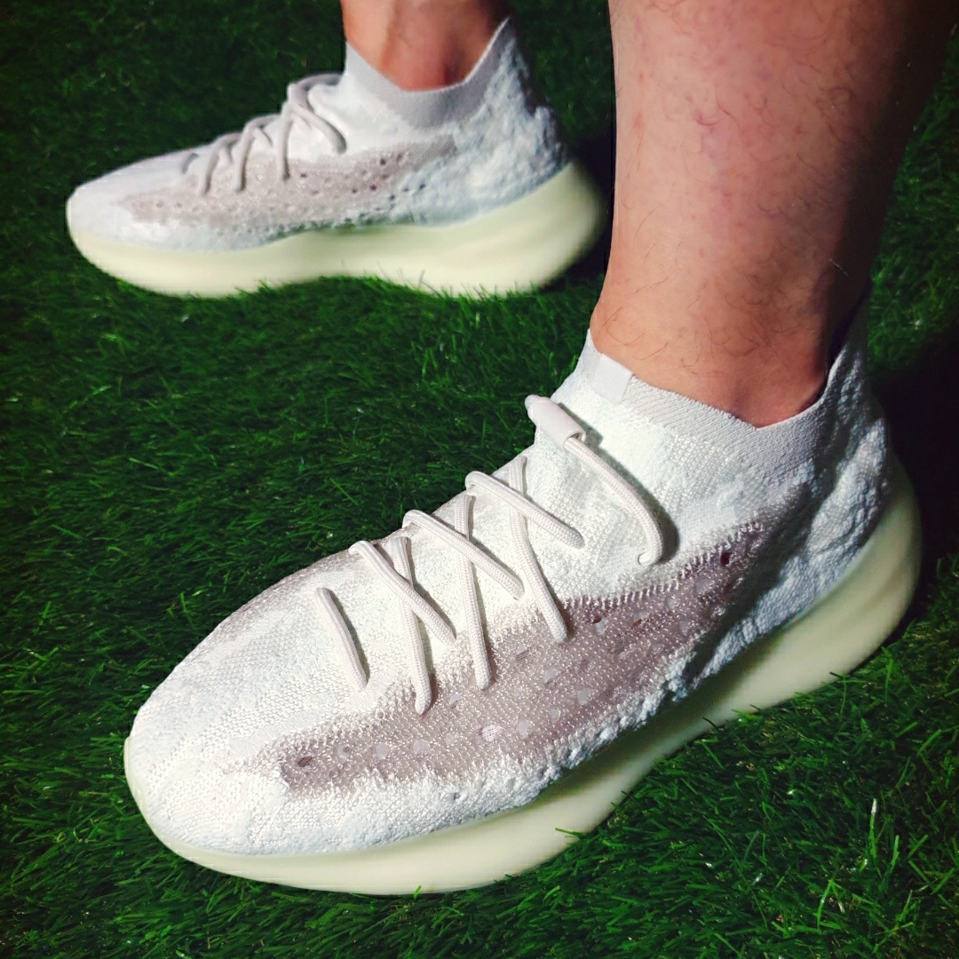 Adidas Yeezy Boost 380 Calcite Glow 착용 스타일 - 4