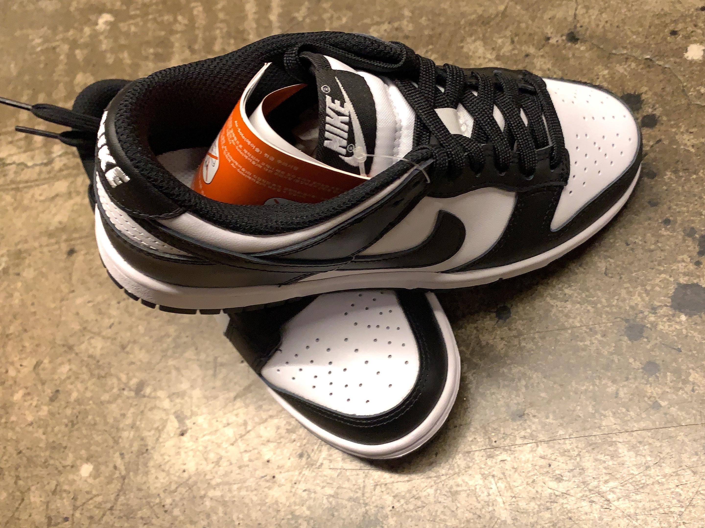 (W) Nike Dunk Low Black 착용 스타일 - 1